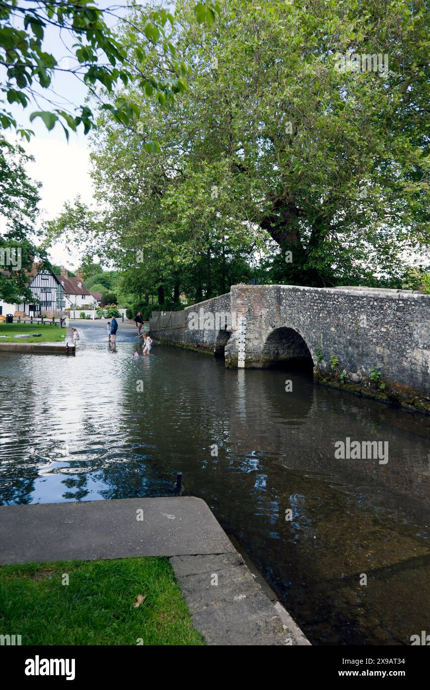 Un gué au-dessus de la rivière Darent, avec un pont pittoresque à bosse à côté, dans le centre d'Eynsford, Kent Banque D'Images