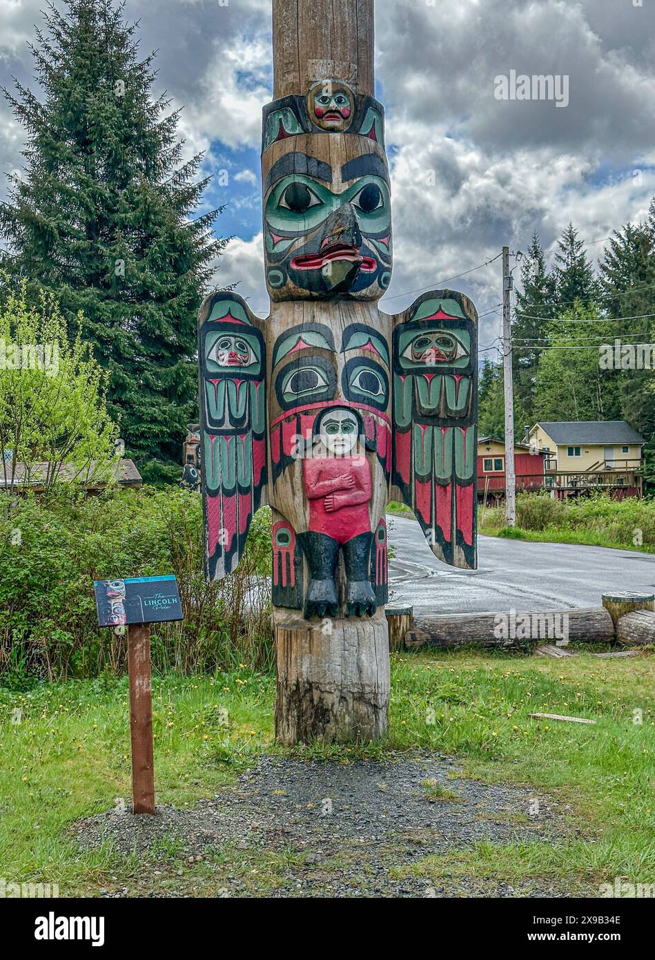 Lincoln Totem Pole, Saxman Totem Park, Ketchikan, Alaska. Le président Lincoln a été sculpté par les artistes indigènes Tlingit de l'Alaska. Banque D'Images