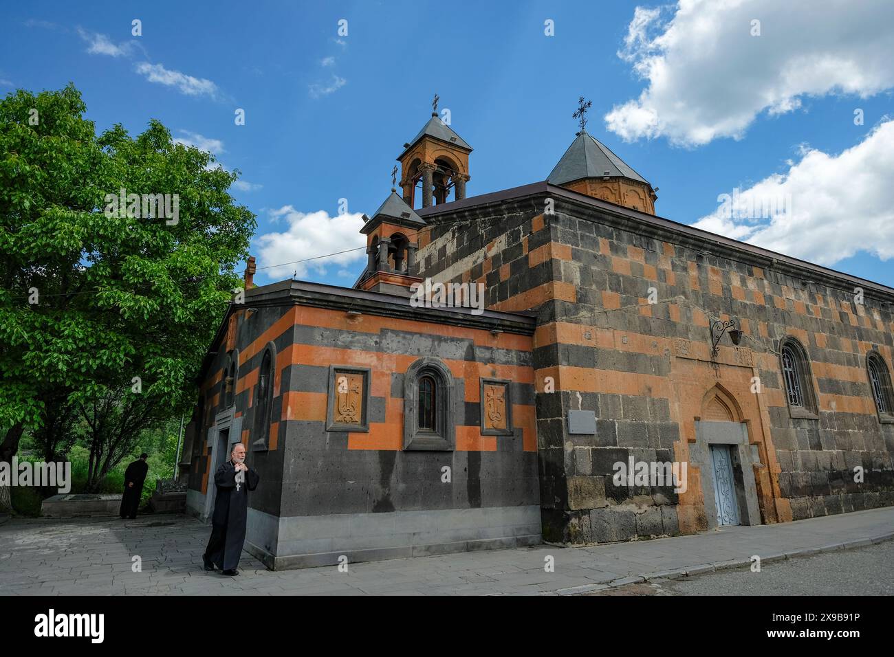 Vanadzor, Arménie - 27 mai 2024 : deux prêtres dans l'église Sainte-mère de Dieu à Vanadzor, Arménie. Banque D'Images