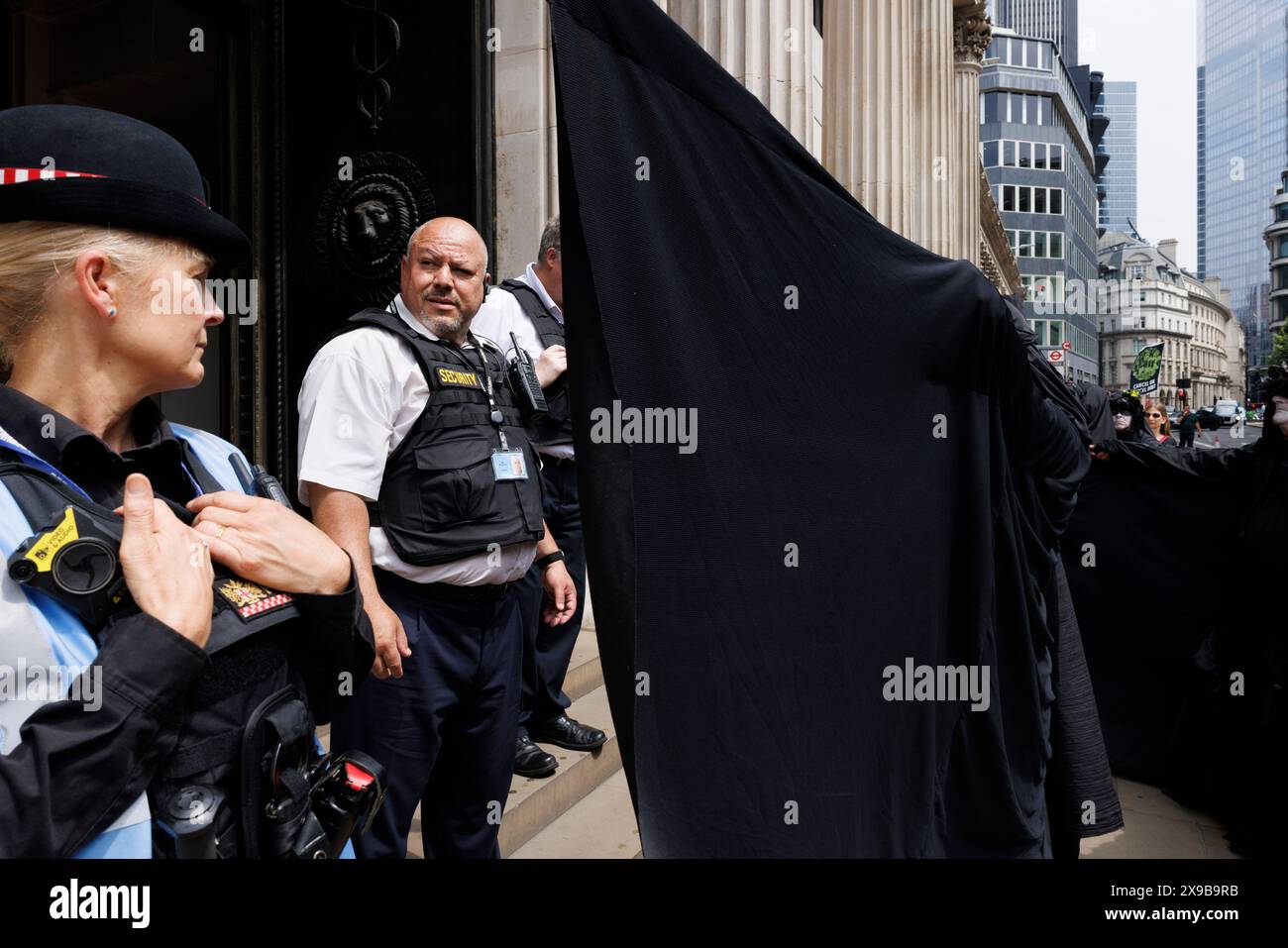 12 juin 2023, ville de Londres, Royaume-Uni. Extinction Rebellion les "Oil Slickers" protestent contre le financement des combustibles fossiles à la Banque d'Angleterre. Banque D'Images