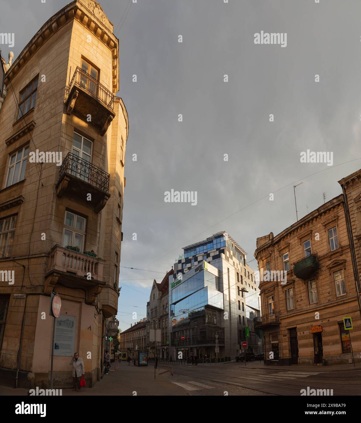 L'hôtel Ibis style populaire se trouve dans le centre de la ville de Lviv, en Ukraine. Malgré la guerre, les attaques à la roquette et les raids aériens, la vie paisible se poursuit dans la ville ukrainienne de Lviv. Malgré les difficultés et les dangers, les citadins essaient de maintenir un rythme de vie normal, de travailler, de socialiser, de se détendre et de prendre soin les uns des autres. Cela montre la force de l'esprit et la détermination du peuple à maintenir une vie normale dans des conditions de guerre et d'agression. Banque D'Images