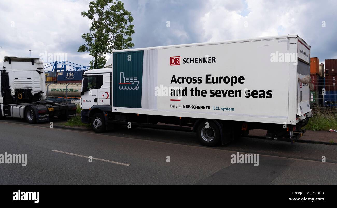 Logistik DB Schenker logo Niederlassung des transport und Logistikunternehmens DB Schenker in Duisburg Rheinhausener Hafen. DB Schenker ist eine Tochtergesellschaft der Deutschen Bahn. Firmenlogo auf den LKW. À travers l'Europe et les sept mers. Durch Europa und die sieben Weltmeere. Duisburg Rheinhausen Deutschland Nordrhein-Westfalen / NRW *** logistique DB Schenker logo succursale de la société de transport et de logistique DB Schenker à Duisburg Rheinhausen port DB Schenker est une filiale de Deutsche Bahn Company logo sur les camions à travers l'Europe et les sept mers à travers l'Europe et les sept mers D. Banque D'Images