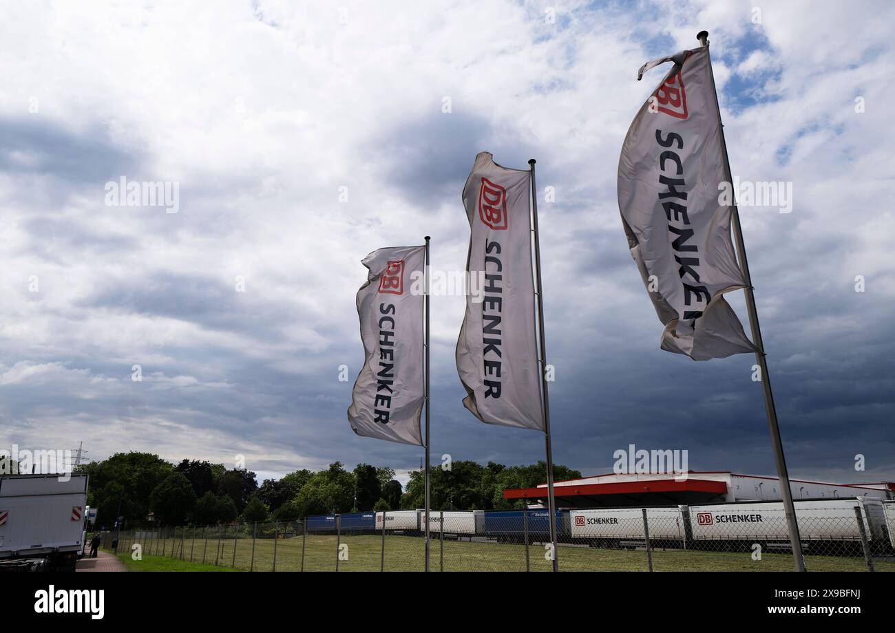 Logistik DB Schenker logo Niederlassung des transport und Logistikunternehmens DB Schenker im Duisburg Rheinhausener Hafen. DB Schenker ist eine Tochtergesellschaft der Deutschen Bahn. Flaggen mit dem Firmenlogo. Duisburg Rheinhausen Deutschland Nordrhein-Westfalen / NRW *** logistique DB Schenker logo succursale de la société de transport et de logistique DB Schenker à Duisburg Rheinhausen port DB Schenker est une filiale de Deutsche Bahn Flags avec le logo de la société Duisburg Rheinhausen Allemagne Rhénanie du Nord-Westphalie NRW Banque D'Images