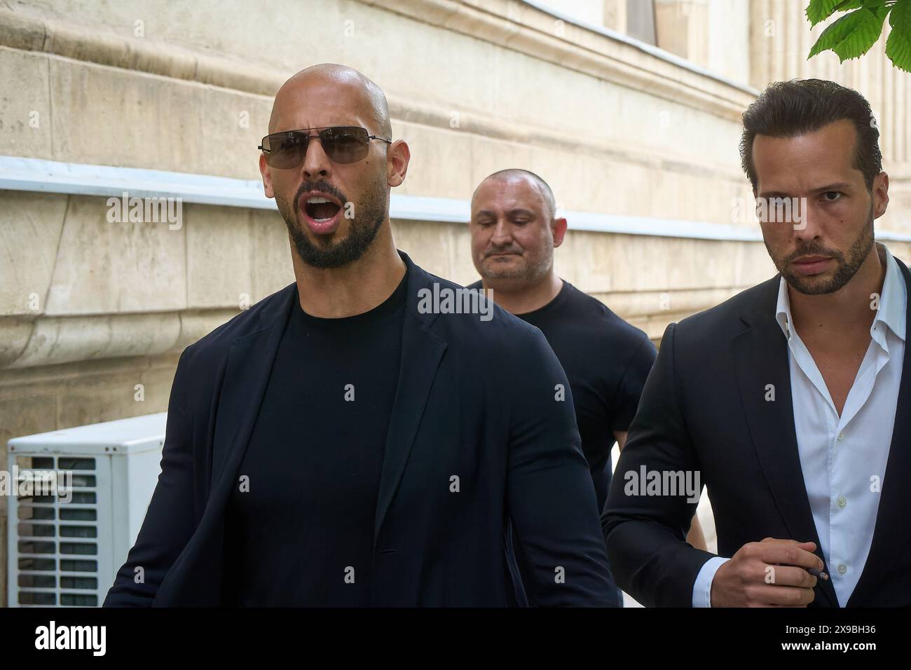 Bucarest, Roumanie. 30 mai 2024 : Andrew Tate (à gauche) et son frère Tristan Tate (à droite) quittent la Cour d'appel de Bucarest. Crédit : Lucian Alecu/Alamy Live News Banque D'Images