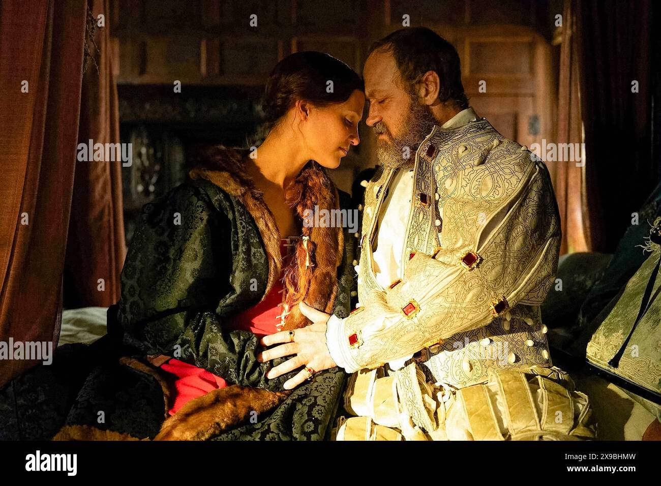Firebrand (2023) réalisé par Karim Aïnouz et mettant en vedette Alicia Vikander dans le rôle de Katherine Parr et Jude Law dans le rôle de Henry VIII. photographie publicitaire ***USAGE ÉDITORIAL SEULEMENT***. Crédit : BFA / Larry Horricks / attractions routières Banque D'Images