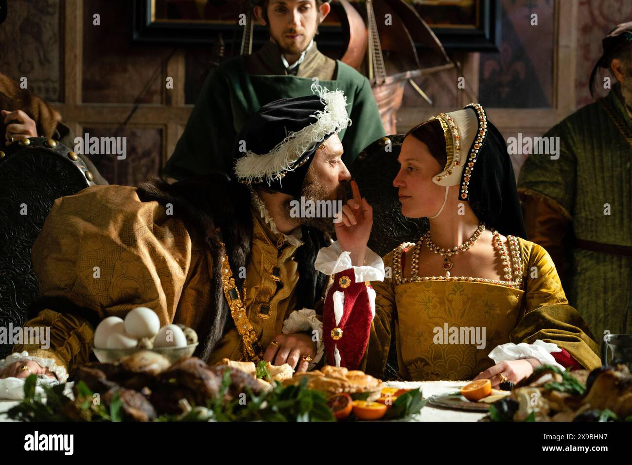 Firebrand (2023) réalisé par Karim Aïnouz et mettant en vedette Alicia Vikander dans le rôle de Katherine Parr et Jude Law dans le rôle de Henry VIII. photographie publicitaire ***USAGE ÉDITORIAL SEULEMENT***. Crédit : BFA / Larry Horricks / attractions routières Banque D'Images