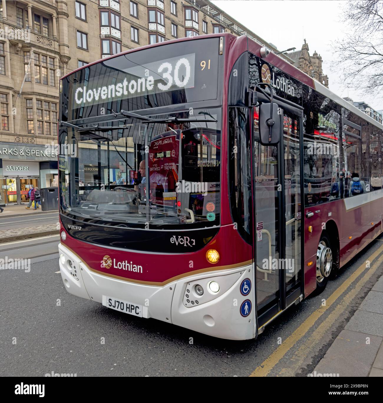 Transports publics à Princes Street Edinburgh, Lothian public bus 30 services SJ70HPC à Clovenstone, single Decker, Écosse, Royaume-Uni, Banque D'Images