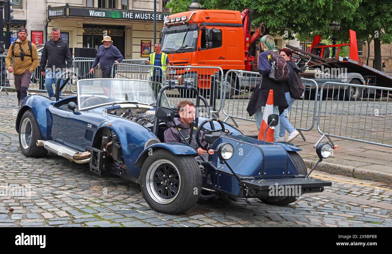 Guy Richie conduisant un AC Cobra, ALQ227A filmant la fontaine de la jeunesse, dans le centre-ville de Liverpool Banque D'Images