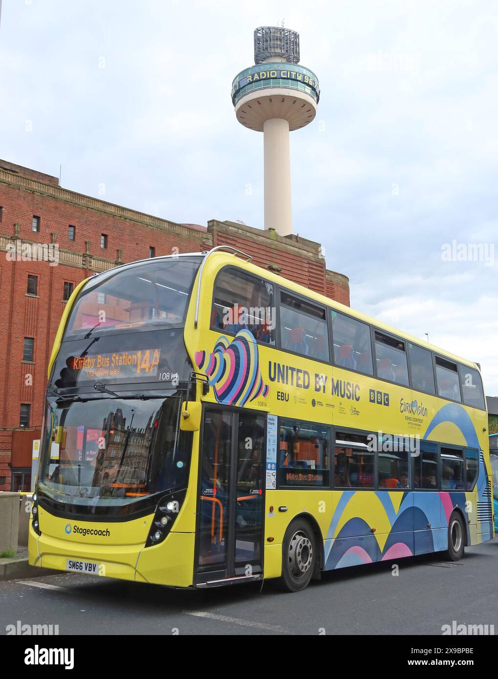 Transport à Liverpool, Merseyside, service de bus public 14A Kirby - United by Music, à Royal court, Roe St, Angleterre, Royaume-Uni, L1 1EP - STAGECOACH SM66 VBV Banque D'Images