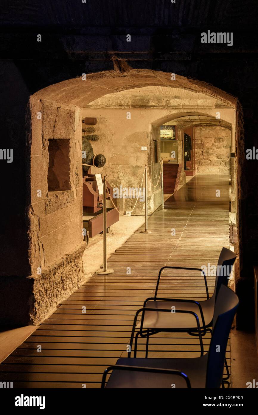 Porte d'entrée à la réception de l'ancien Fort de Noël, à droite du port de la ville de Carthagène, style néoclassique, région de Murcie. Banque D'Images