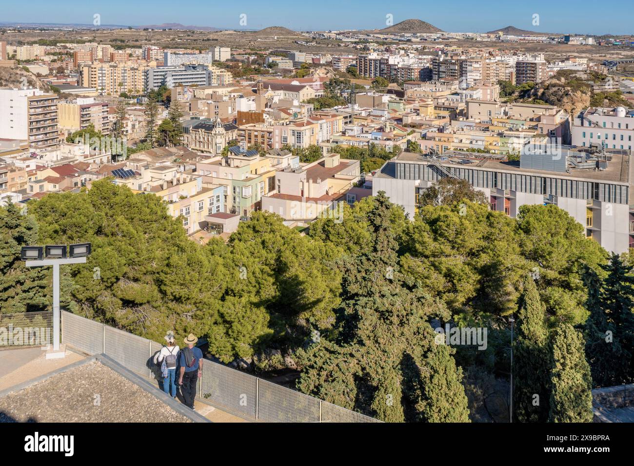 Vue panoramique aérienne des toits et du dôme de l'église de la Caridad, saint patron de la ville de Carthagène, région de Murcie, Espagne, Europe. Banque D'Images