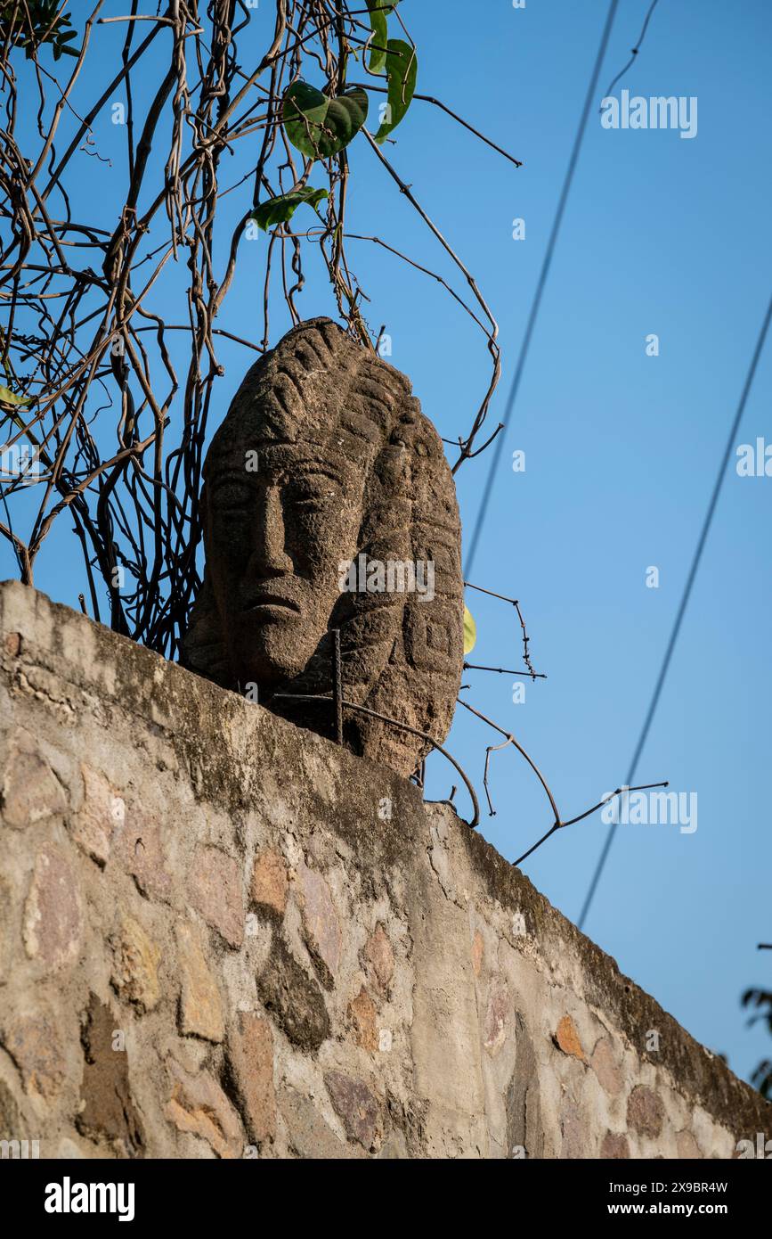 Sculpture d'un Dieu maya, dans la partie maya de San Marcos la Laguna, lac Atitlan, Guatemala Banque D'Images