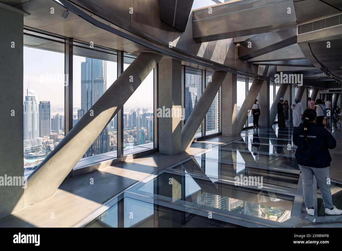 Dubaï, Émirats Arabes Unis - 14 mars 2023 : les gens à l'intérieur de l'observatoire Sky Views à Dubaï pendant une journée ensoleillée Banque D'Images