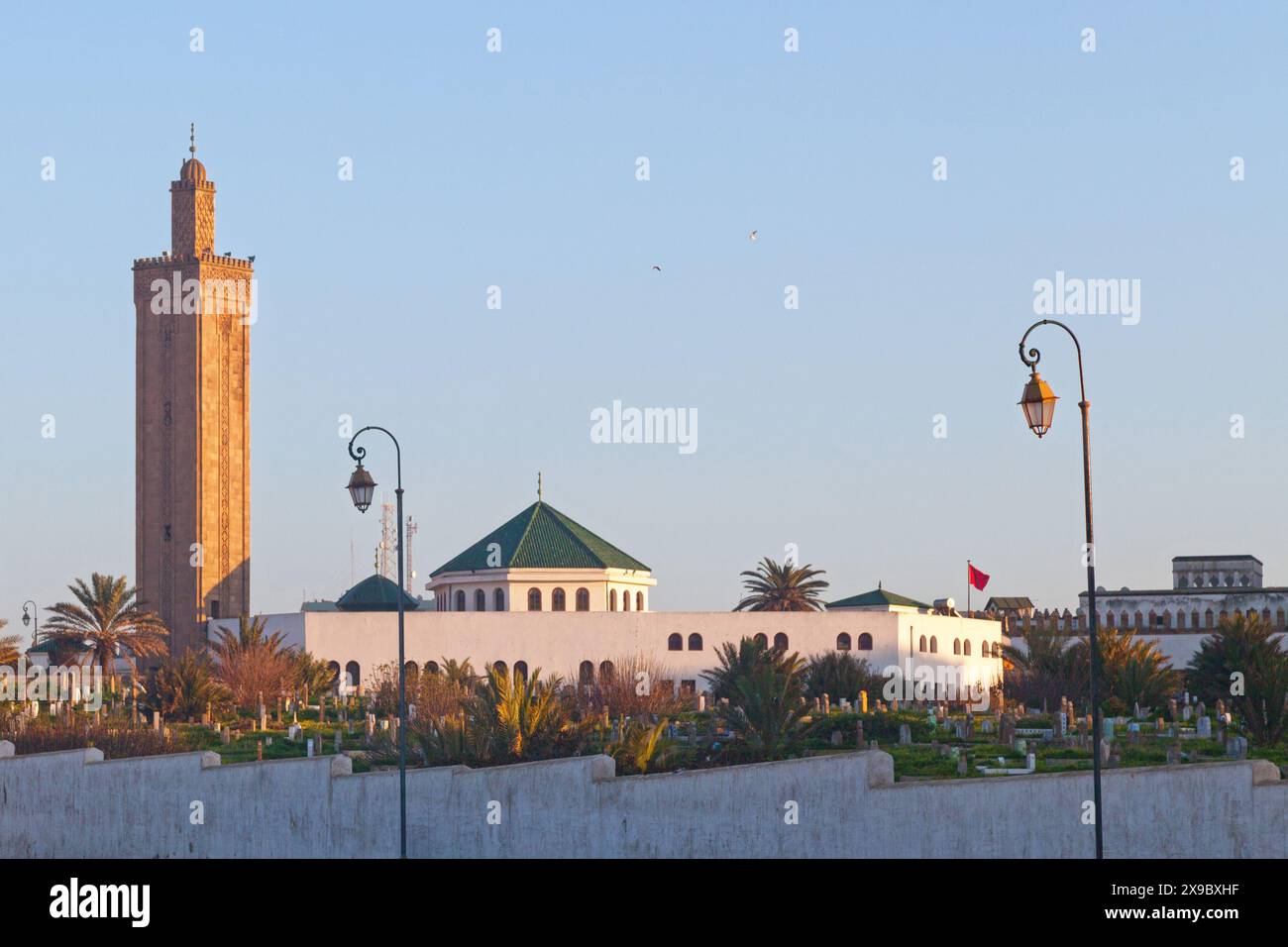 Mosquée Chouhada (arabe : مسجد الشهداء) et son cimetière à Rabat, la capitale du Maroc. Banque D'Images