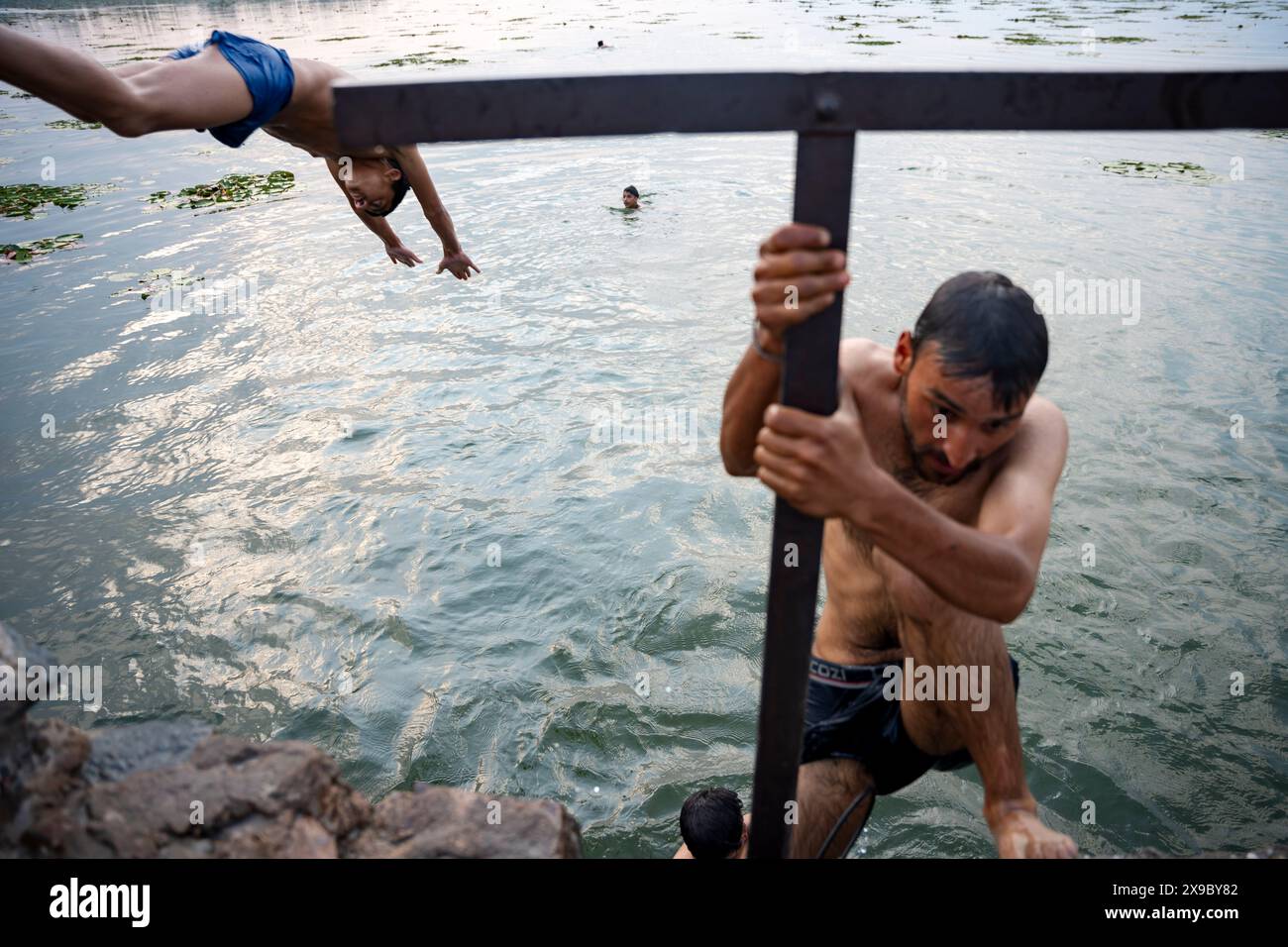 Srinagar, Inde. 30 mai 2024. Les habitants se rafraîchissent avec une baignade dans le lac Dal par une chaude soirée d'été. Une vague de chaleur record a envahi Delhi, la capitale de l'Inde, ainsi que les régions du nord-ouest et du centre du pays, avec des températures proches de ses plus hauts sommets tout au long de la semaine. (Photo par Idrees Abbas/SOPA images/SIPA USA) crédit : SIPA USA/Alamy Live News Banque D'Images