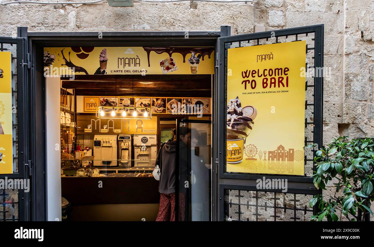 Une vitrine à Bari, Italie, Mama, crème glacée / gelato srore , avec un panneau jaune qui dit Bienvenue à Bari Banque D'Images