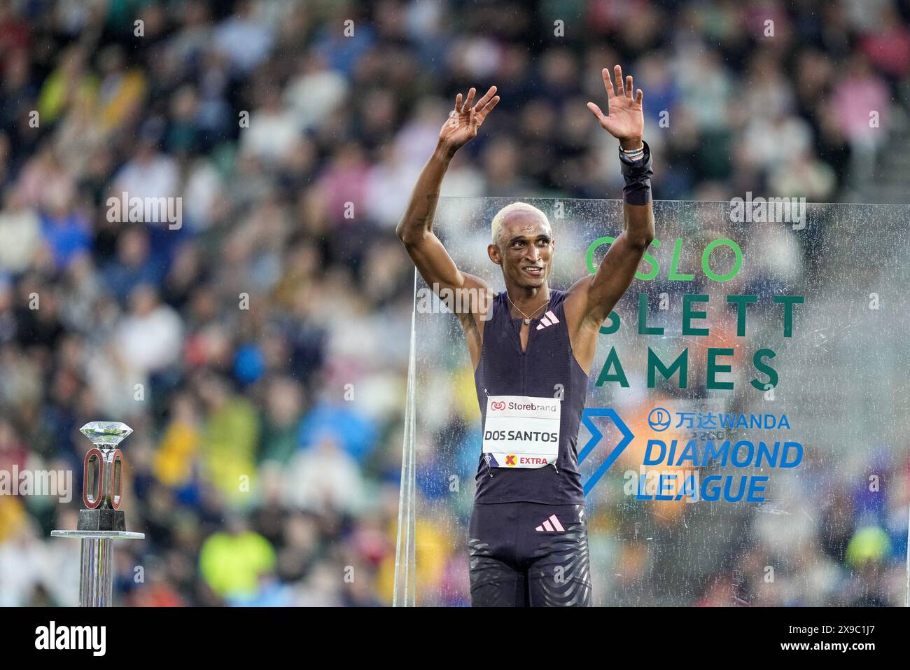 Oslo 20240530. La brésilienne Alison dos Santos après le 400 mètres haies masculin lors des Jeux de la Diamond League Bislett 2024 au stade Bislett. Photo : Heiko Junge / NTB Banque D'Images