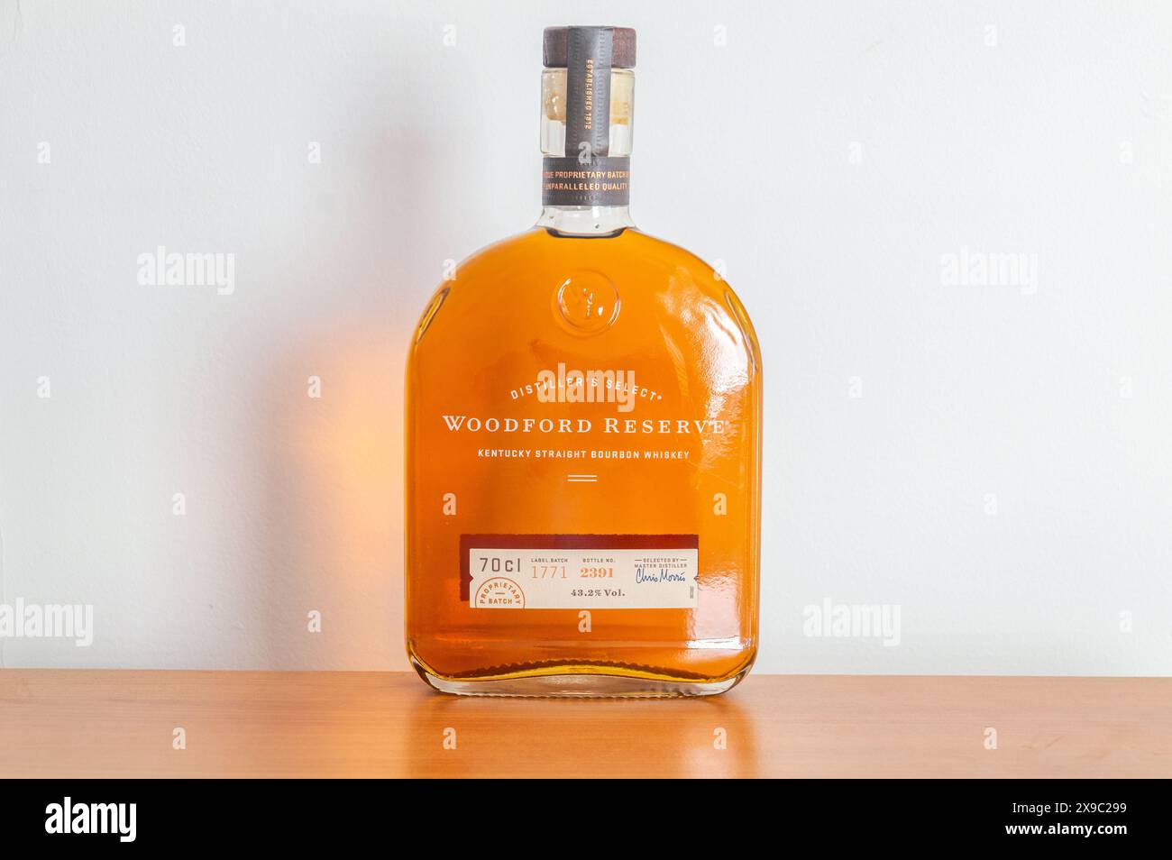 Pruszcz Gdanski, Pologne - 3 février 2024 : bouteille de whisky bourbon droit Woodford Reserve Kentucky. Banque D'Images