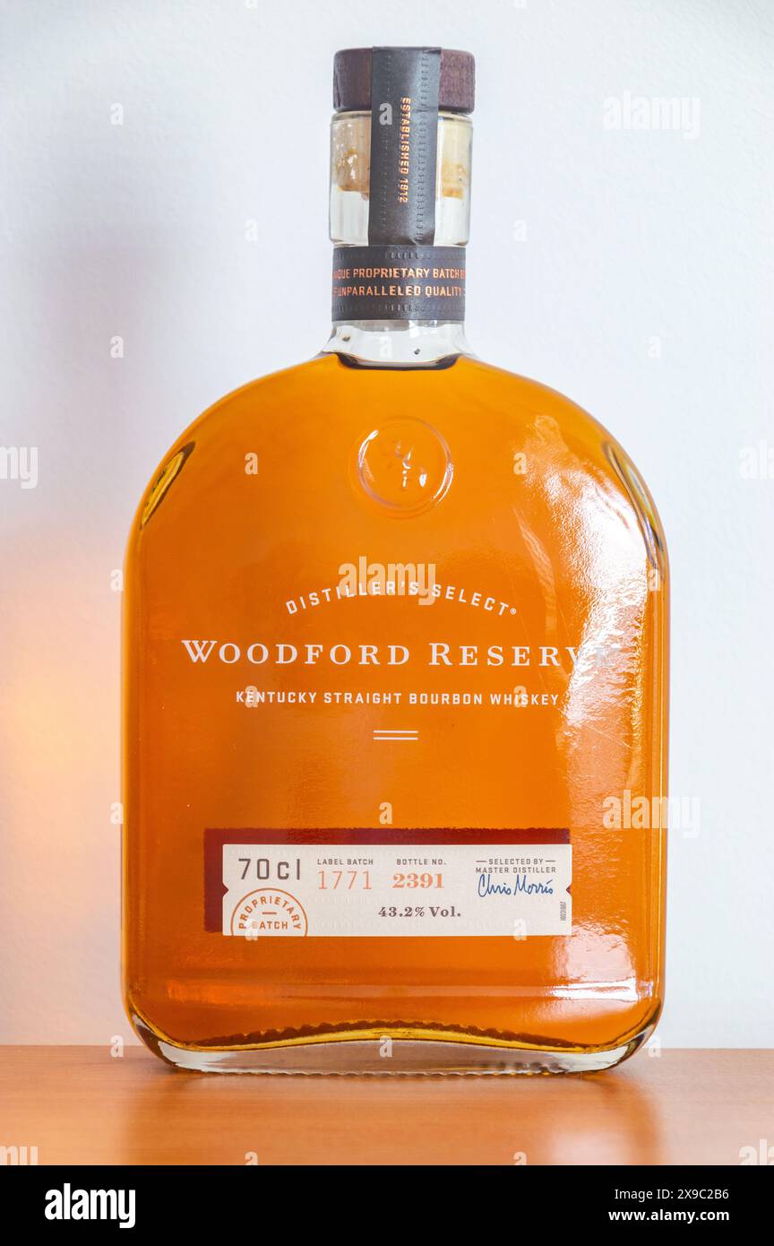 Pruszcz Gdanski, Pologne - 3 février 2024 : Woodford Reserve Kentucky whisky de bourbon droit. Banque D'Images