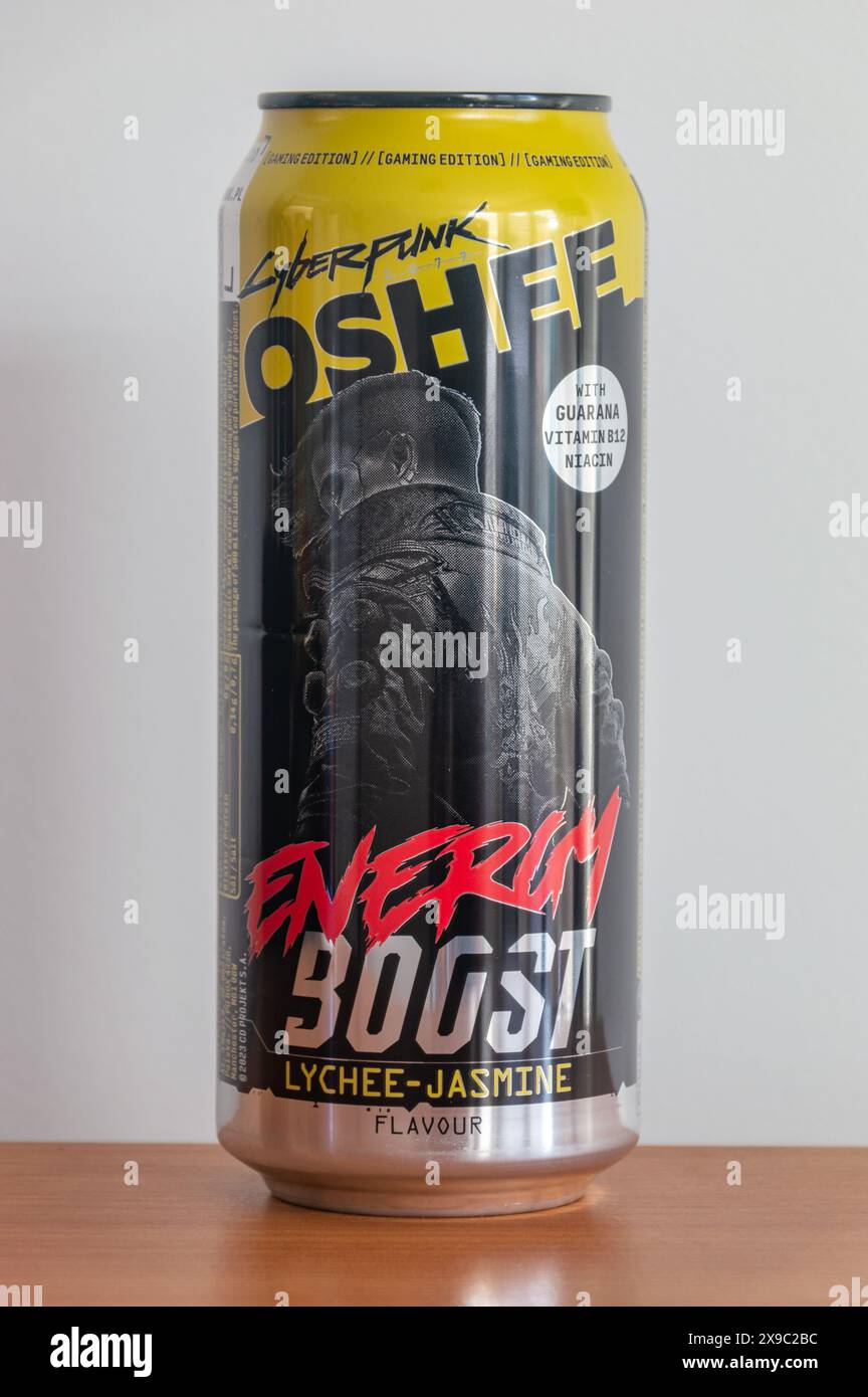 Pruszcz Gdanski, Pologne - 3 février 2024 : Oshee Cyberpunk Energy Boost Lychee - saveur jasmin. Banque D'Images