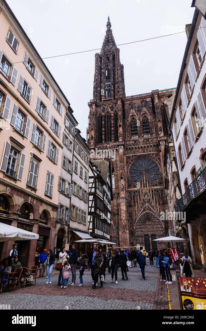 PRODUCTION - 29 mai 2024, France, Straßburg : la cathédrale est située dans la vieille ville de Strasbourg. Dans les règlements spéciaux du droit local en Alsace et en Lorraine, il est indiqué que dans les régions qui ont refait partie de la France après la première Guerre mondiale, les règlements allemands ont été maintenus dans un certain nombre de domaines de la vie sociale. Cela va des droits de chasse, de la pratique religieuse et de l'assurance maladie au registre foncier et aux associations. La région frontalière lutte actuellement pour que le droit local ne soit pas sapé dans le cadre de la normalisation des règles. Photo : Philipp von Ditfurth/dp Banque D'Images