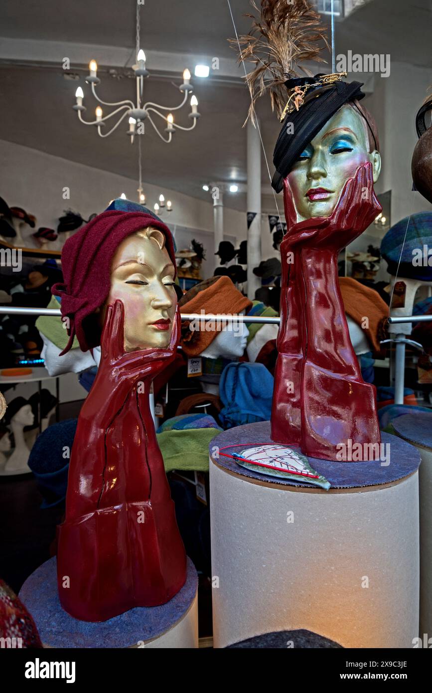 Mannequins tête Vintage dans la fenêtre de l'Fabhatrix hat shop dans le Grassmarket, Édimbourg, Écosse, Royaume-Uni. Banque D'Images