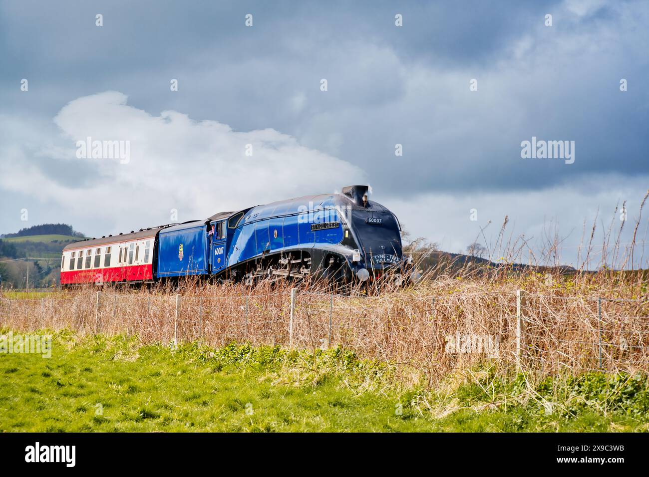 Le train à vapeur Sir Nigel Gresly traverse la campagne. Banque D'Images
