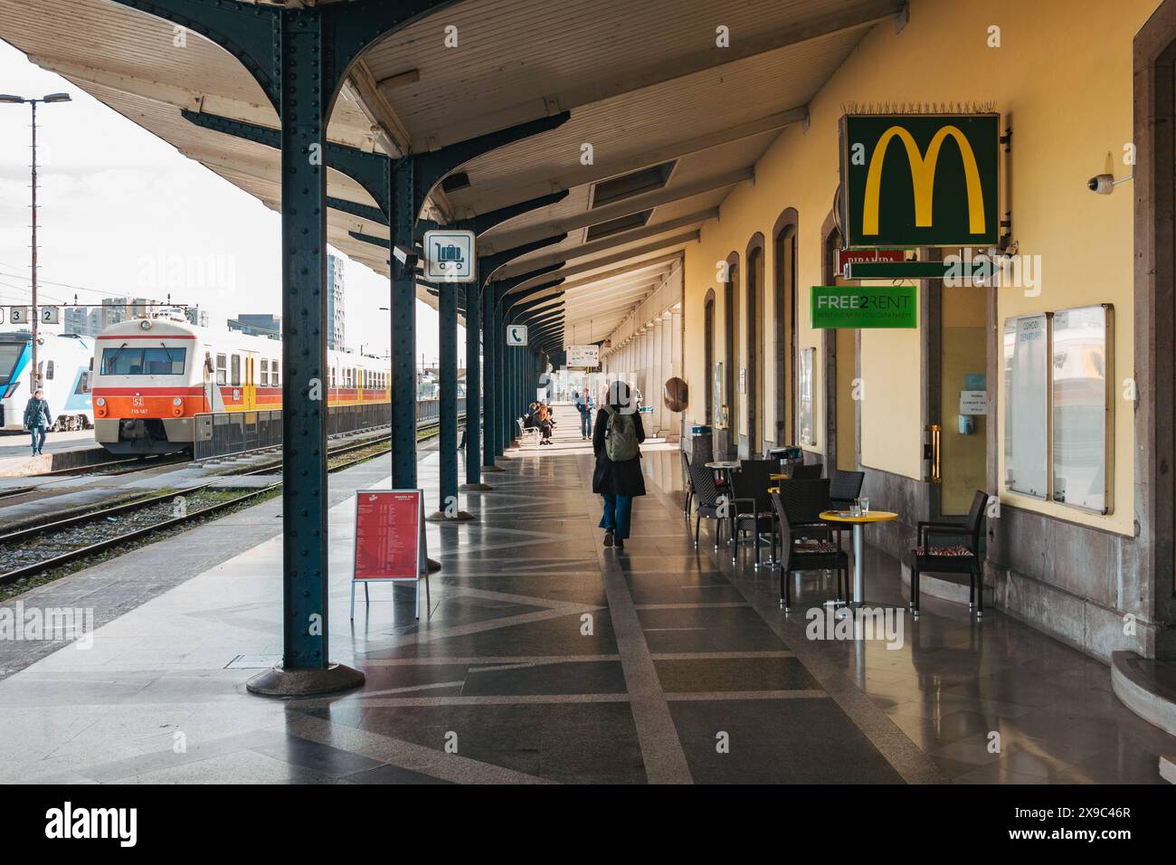 Un panneau d'arcs dorés McDonald's avec un fond vert à la gare de Ljubljana, Slovénie Banque D'Images