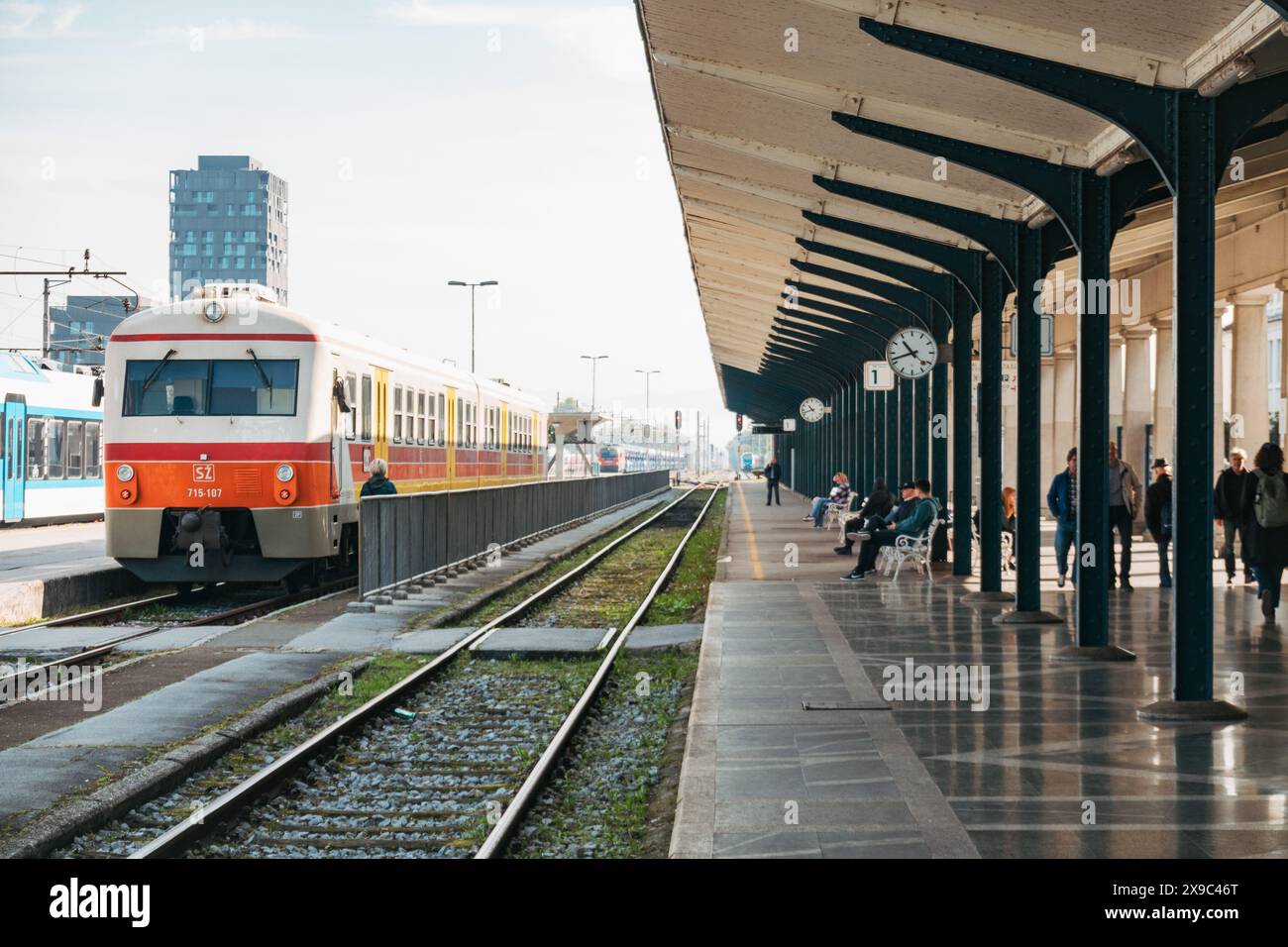 Un train de voyageurs de style ancien à la gare de Ljubljana, Slovénie. Les gens attendent sur des sièges sur le quai Banque D'Images