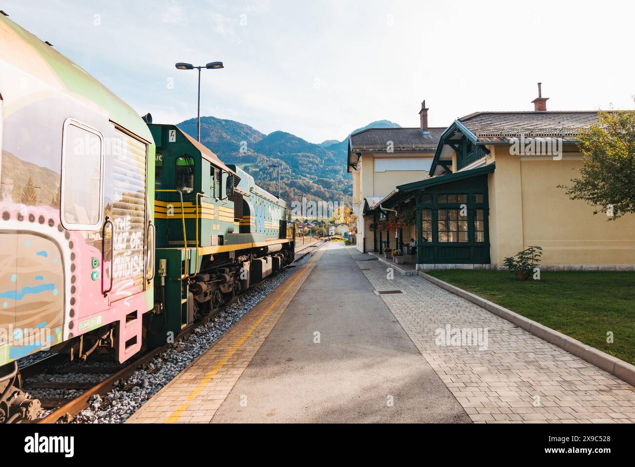 Une locomotive diesel attend de partir à la gare de Bohinjska Bistrica, Slovénie Banque D'Images