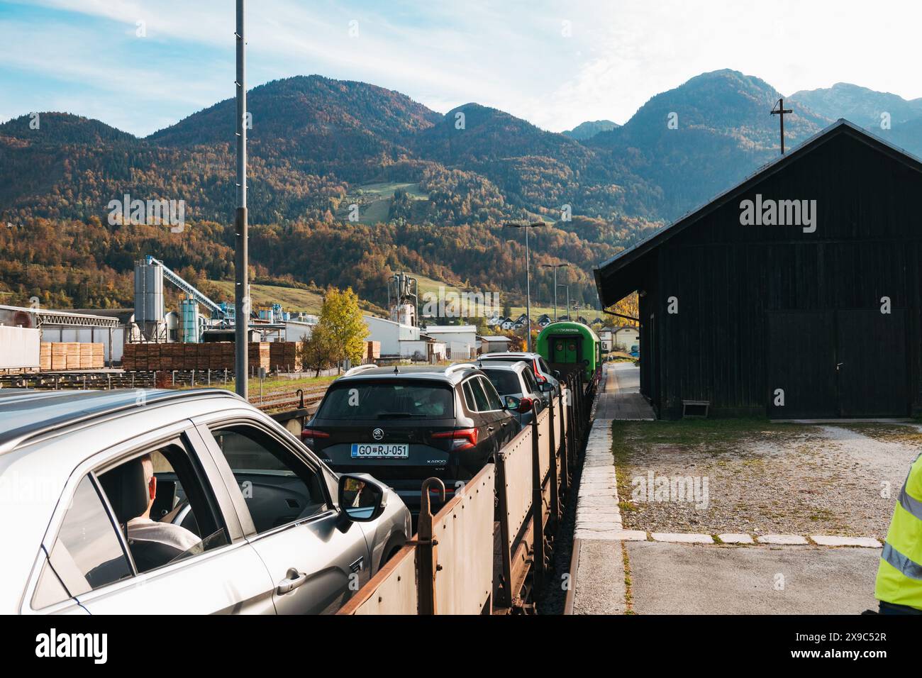 Voitures chargées dans des wagons de train à la gare de Bohinjska Bistrica, prêtes pour le voyage en moto jusqu'à Most na Soči, Slovénie Banque D'Images
