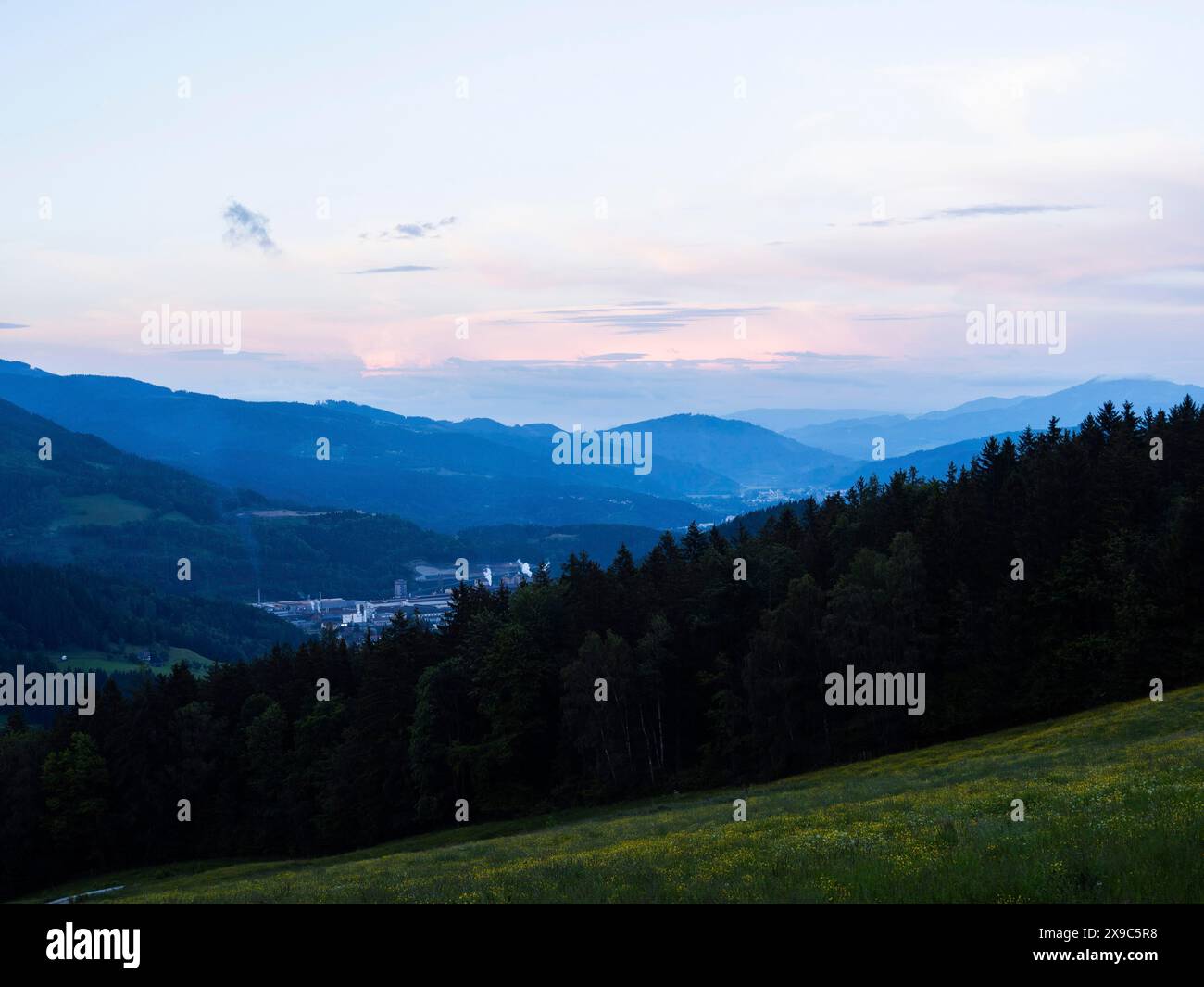 Ambiance du soir, aciéries alpines Voest, vue depuis les plaines, Leoben, Styrie, Autriche Banque D'Images