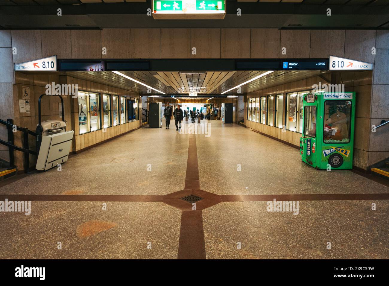 Passage souterrain en béton à la gare de Ljubljana, Slovénie Banque D'Images