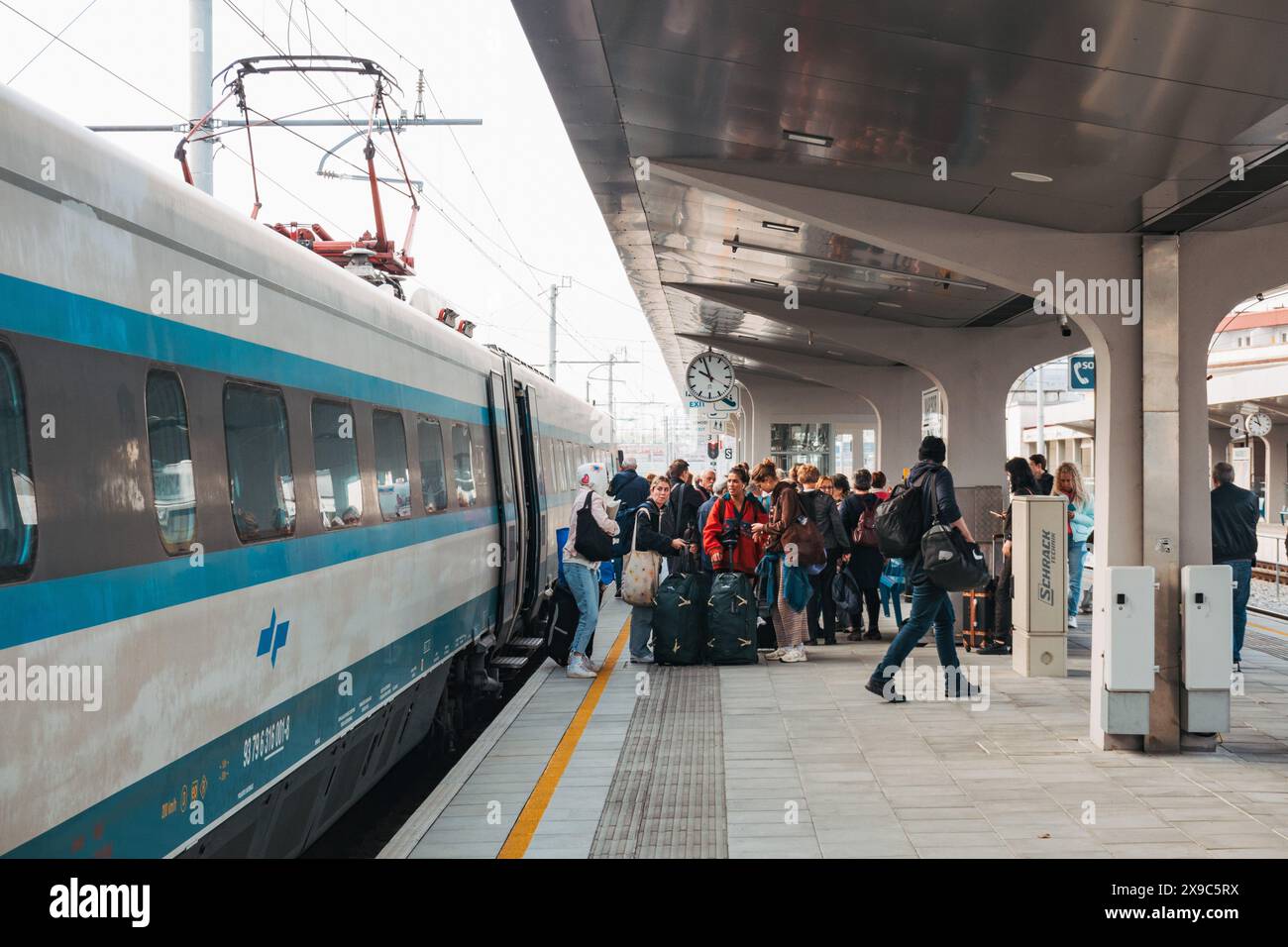 Un train moderne se trouve sur le quai de la gare de Maribor en Slovénie lorsque les passagers débarquent Banque D'Images