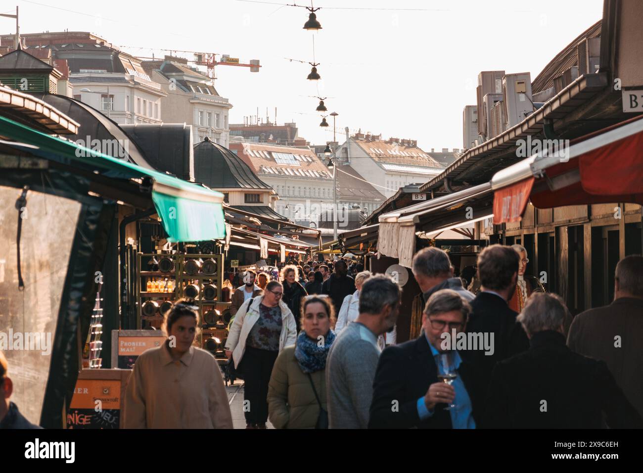 Les acheteurs parcourent les différents stands du Naschmarkt, un marché en plein air de Vienne, en Autriche, par un après-midi d'automne ensoleillé Banque D'Images