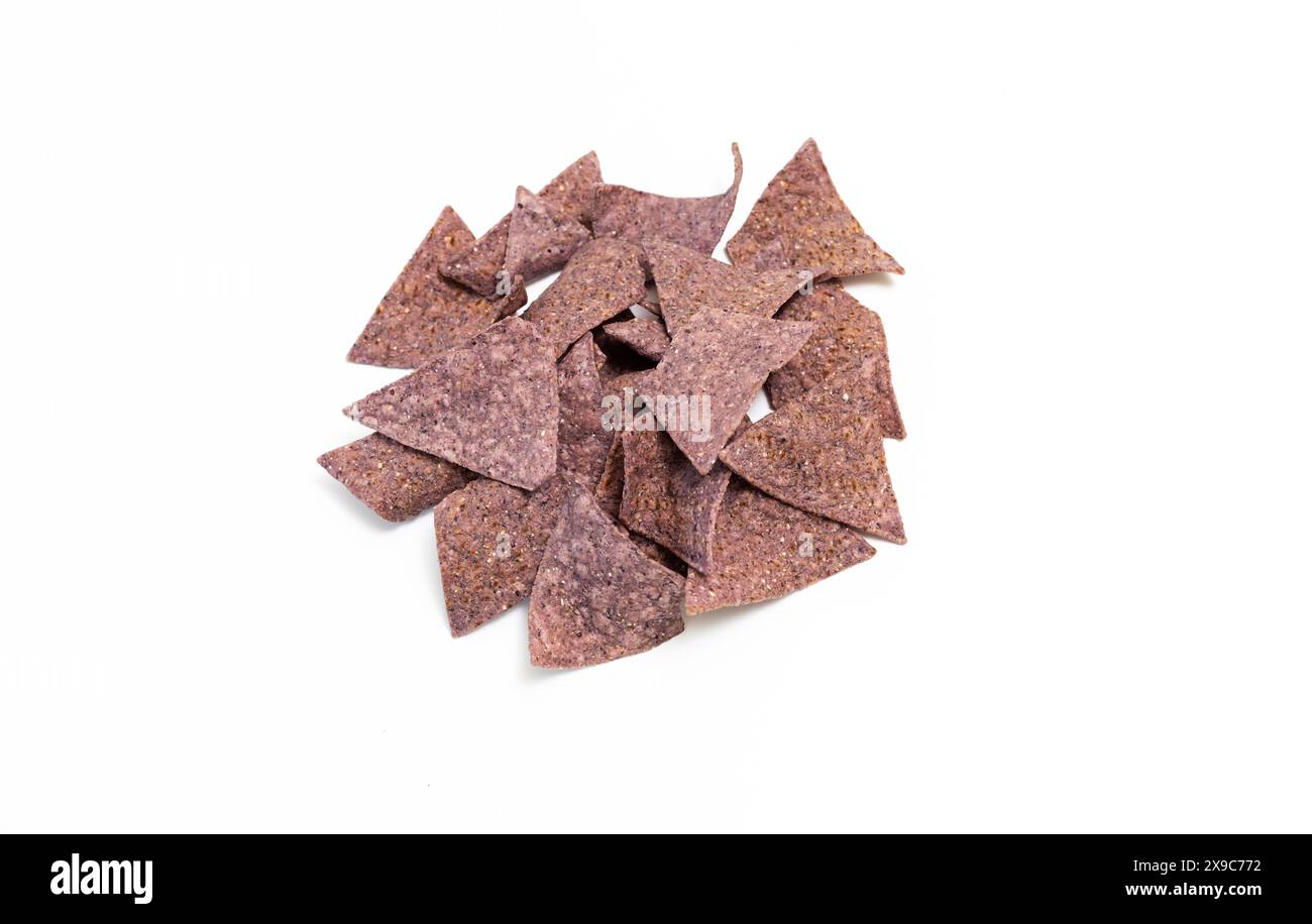 Chips de tortilla de maïs bleues organiques isolées sur fond blanc. Collation crunchy saine assaisonnée de sel de mer. Plan horizontal. Vue de dessus Banque D'Images