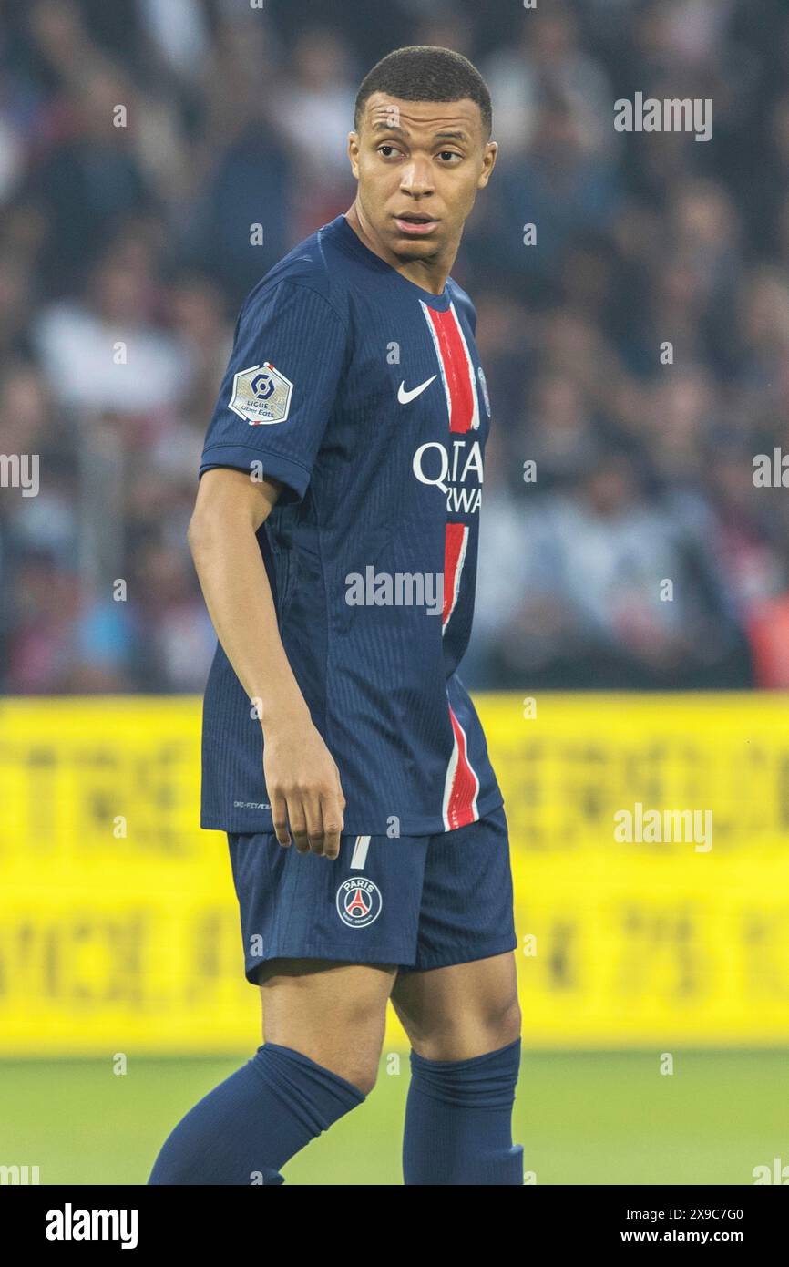 Football match, capitaine Kylian MBAPPE' Paris dispose Germain concentré en attente, Parc des Princes stade de football, Paris, France Banque D'Images