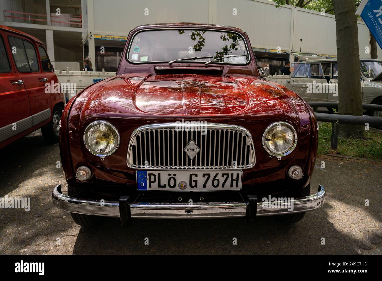 BERLIN - 04 MAI 2024 : la petite voiture familiale économique Renault 4. Classic Days Berlin 2024. Banque D'Images