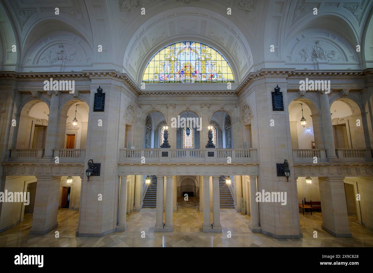 Vue intérieure, escalier principal menant à la galerie, galerie, avec groupe de figures Damnation et Rédemption, salle en dôme, Tribunal administratif fédéral Banque D'Images