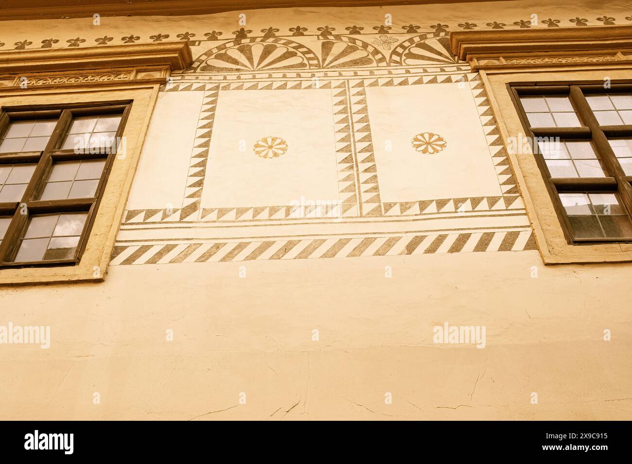 Décoration murale sgraffito sur la façade du bâtiment historique. Banska Stiavnica, Slovaquie. Photo de haute qualité. Photo de haute qualité Banque D'Images