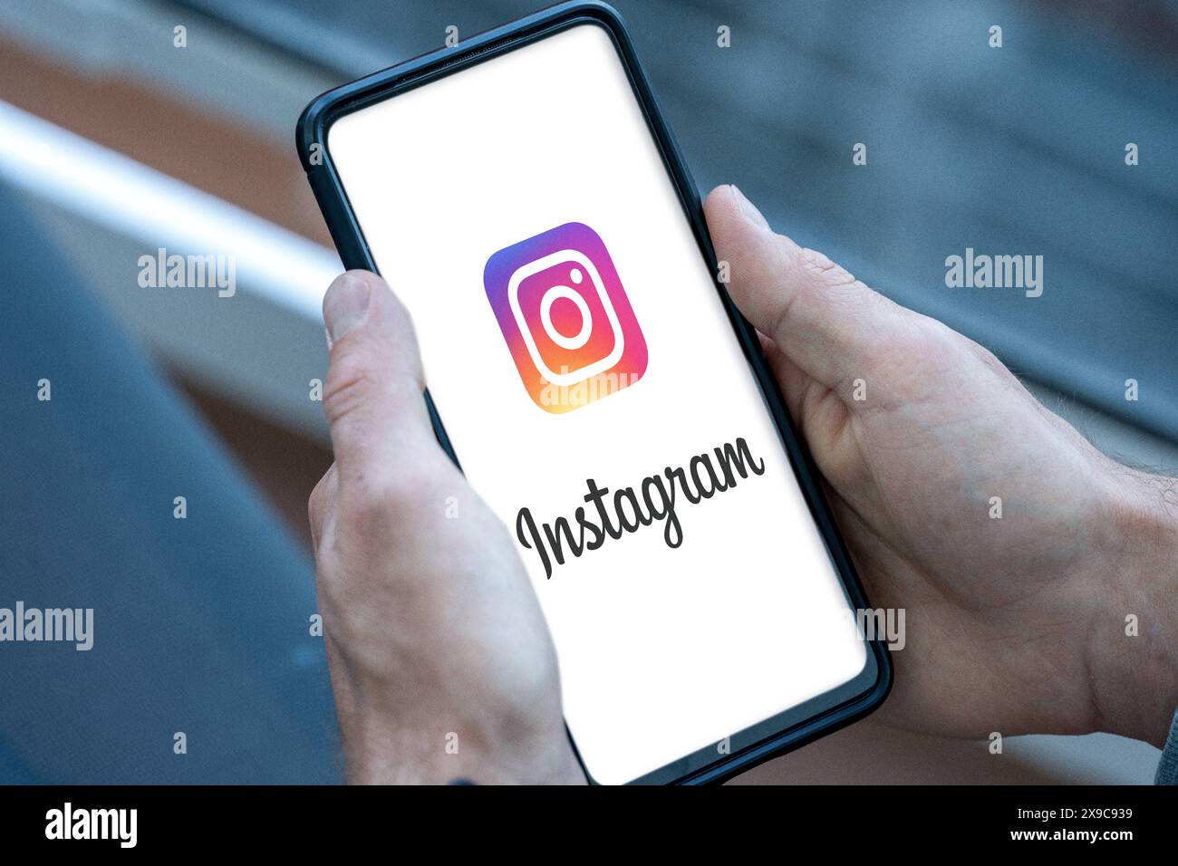30 mai 2024 : téléphone portable ou smartphone dans la main d'une personne qui ouvre l'application Meta Instagram sur Internet et le logo apparaît. PHOTOMONTAGE *** pratique bzw. Smartphone in der hand einer person, welche mobil im Internet die App von Meta Instagram öffnet und das logo erscheint. FOTOMONTAGE Banque D'Images