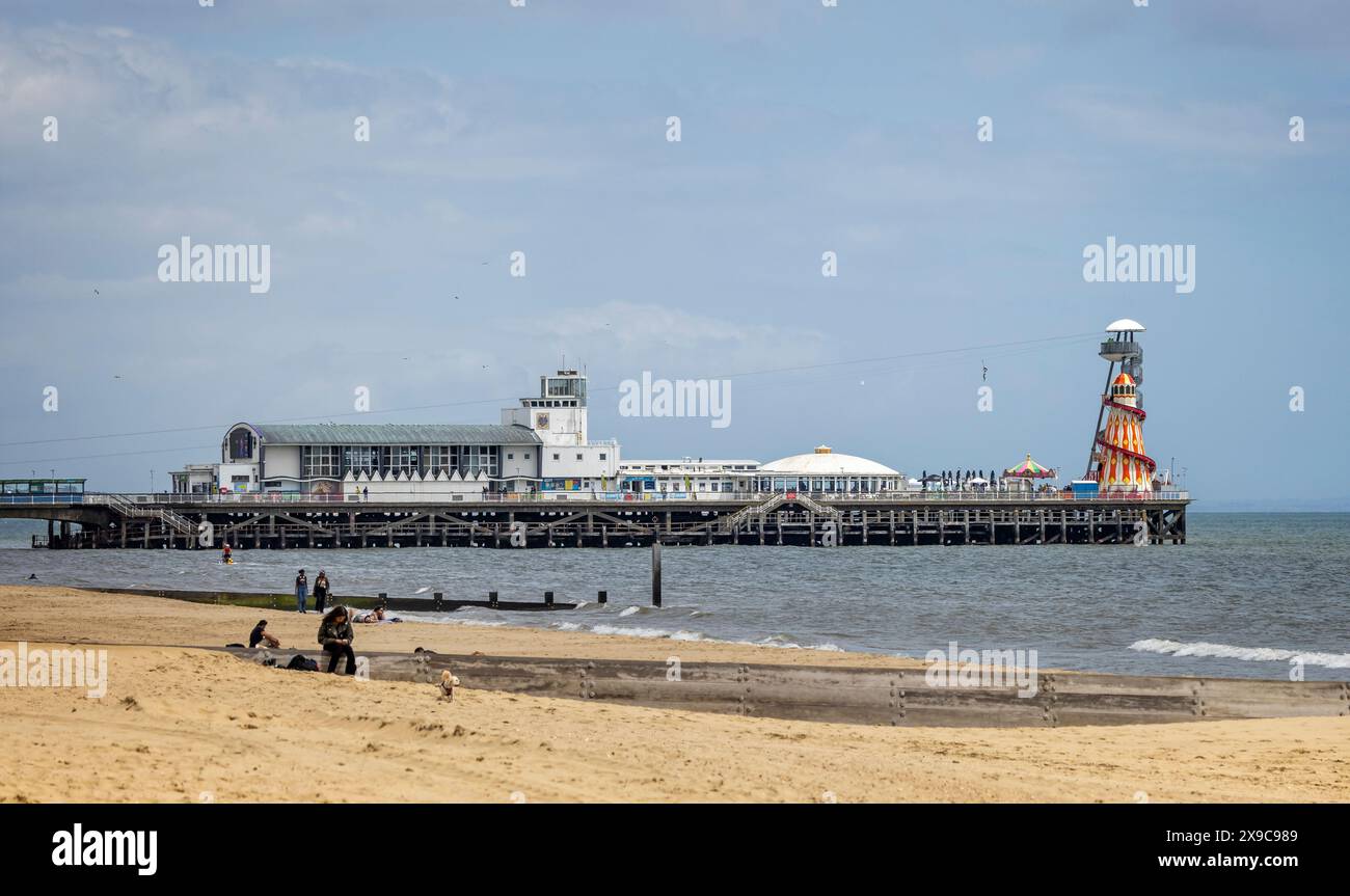 Jetée de Bournemouth avec squelette d'helter coloré et tyrolienne à Bournemouth Beach, Dorset, Royaume-Uni le 29 mai 2024 Banque D'Images