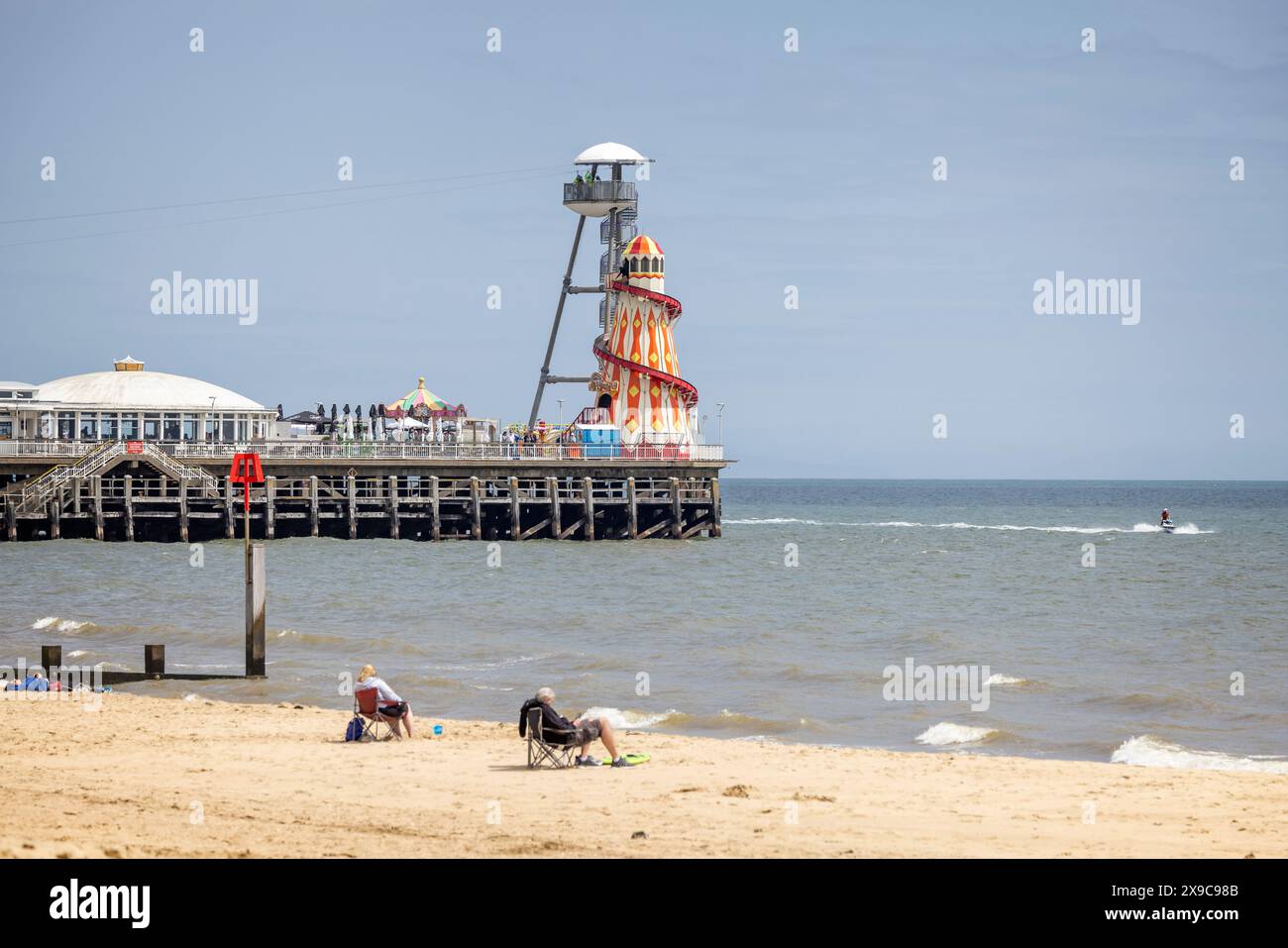 Gros plan de la jetée de Bournemouth avec squelette d'helter coloré et tyrolienne à Bournemouth Beach, Dorset, Royaume-Uni, le 29 mai 2024 Banque D'Images