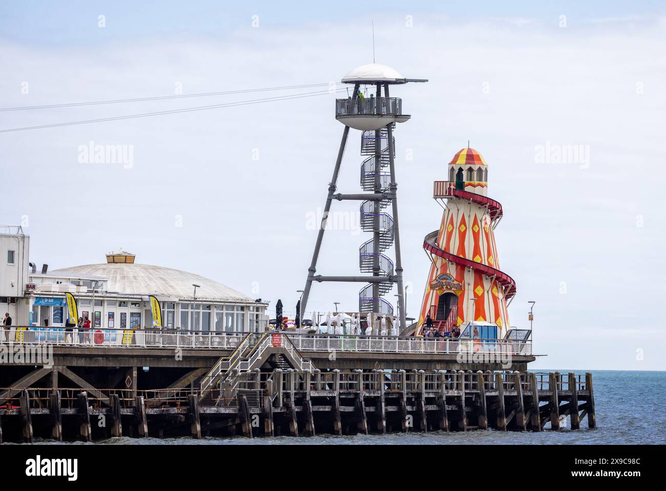 Gros plan de la jetée de Bournemouth avec squelette d'helter coloré et tyrolienne à Bournemouth Beach, Dorset, Royaume-Uni, le 29 mai 2024 Banque D'Images