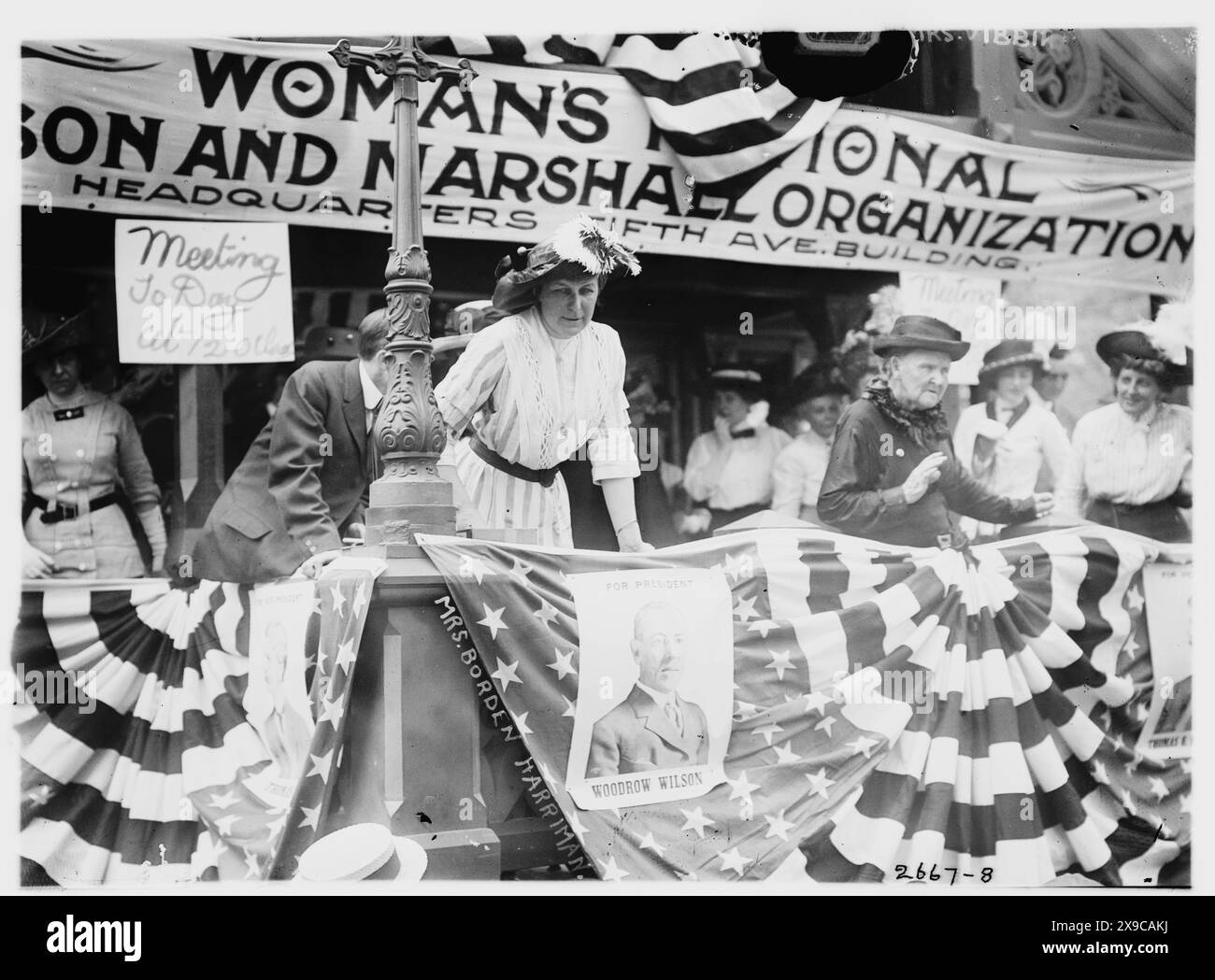 Vintage suffragette américaine photo 1912. Florence Jaffray Hurst 'Daisy' Harriman, présidente et fondatrice de l'organisation Women's National Wilson and Marshall avec bannière. Banque D'Images