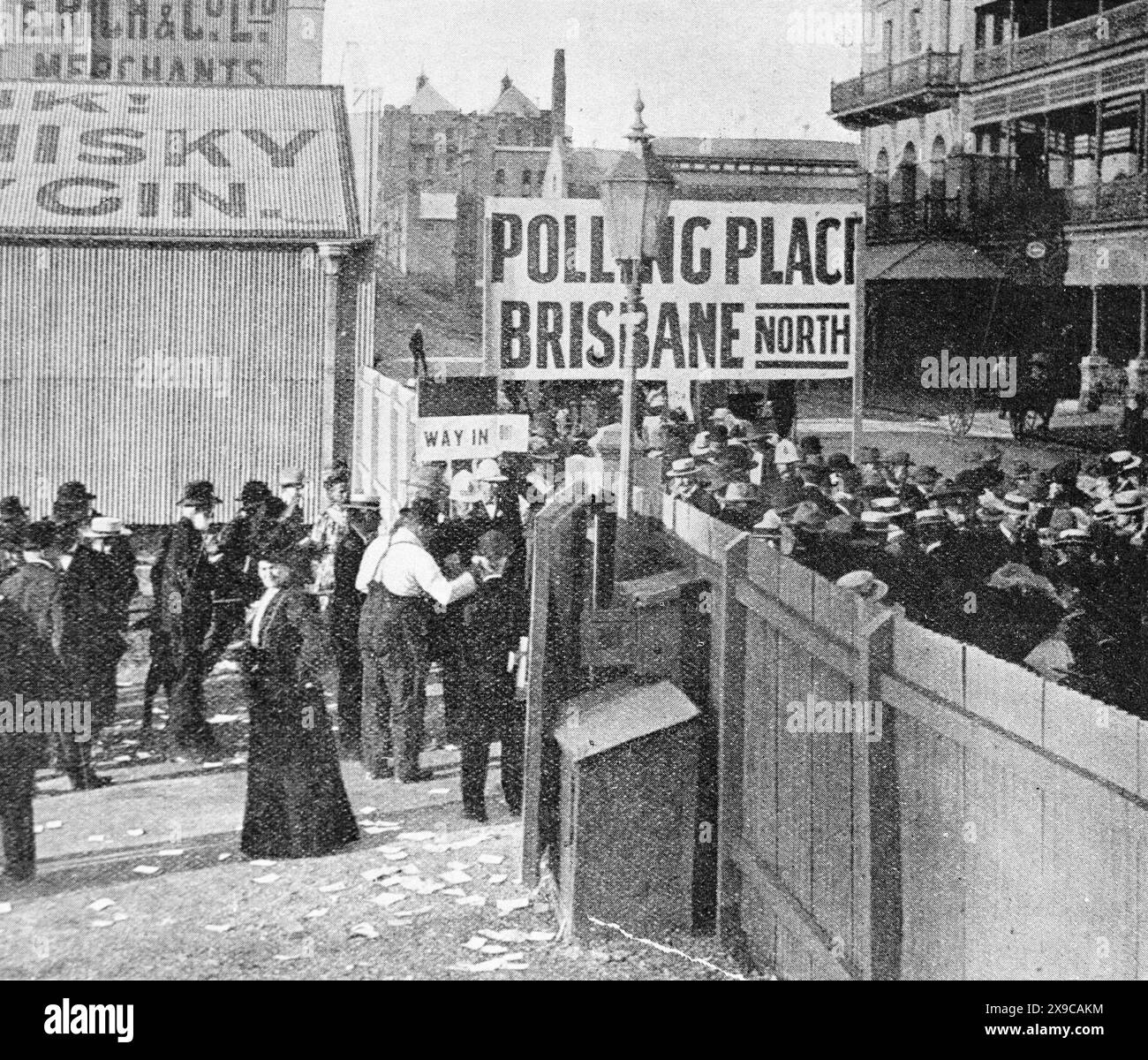 Les femmes à l'entrée du bureau de vote de la ville votent pour la première fois lors d'une élection dans l'État du Queensland, le 25 mai 1907. Source : Bibliothèque d'État du Queensland Banque D'Images