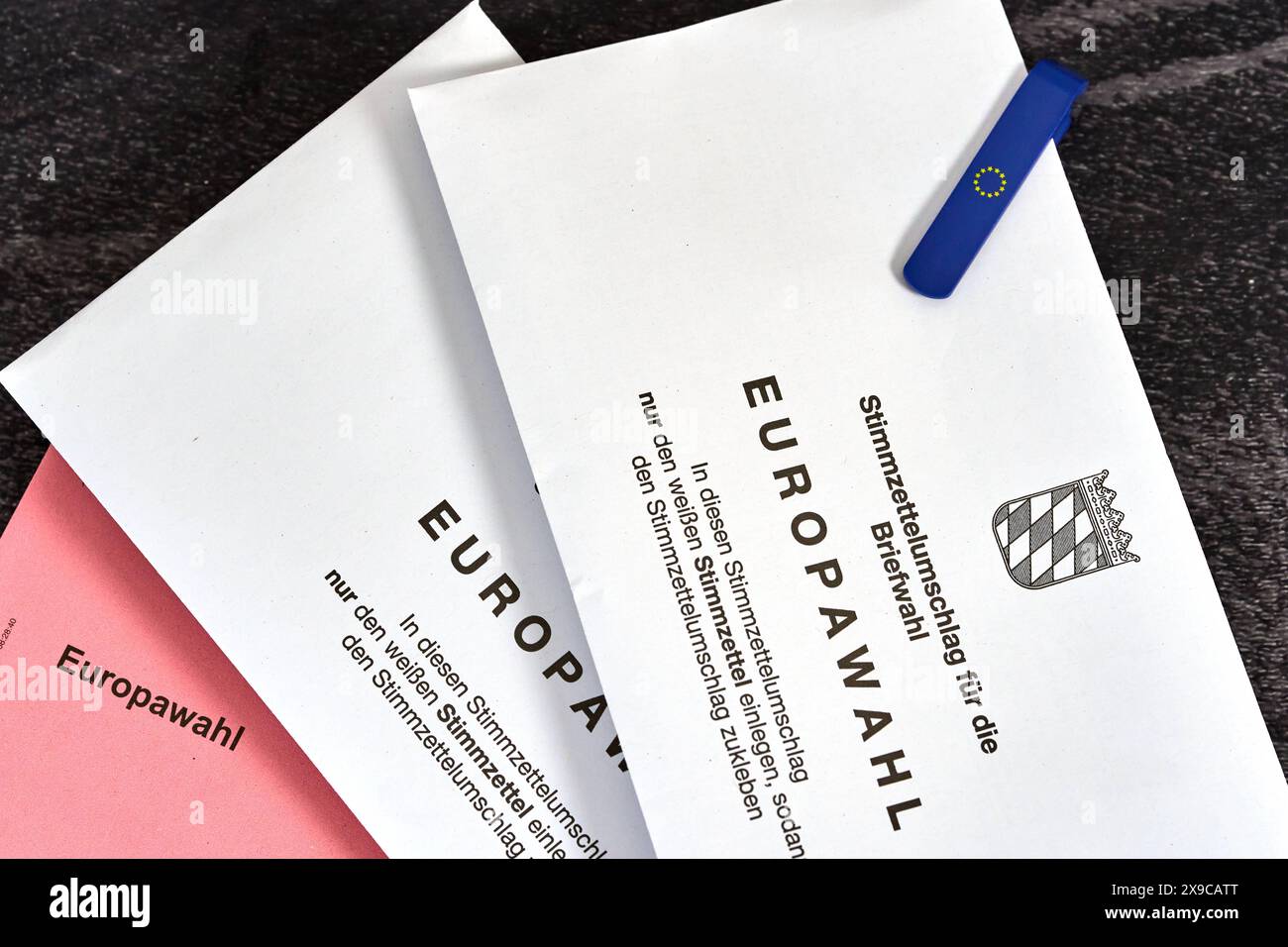 Bavière, Allemagne - 30 mai 2024 : image symbolique du vote par correspondance pour les élections européennes de 2024. Plusieurs enveloppes avec documents de vote pour vote par courrier *** Symbolbild Briefwahl zur Europawahl 2024. Mehrere Umschläge mit Wahlunterlagen zur Stimmabgabe per Post Banque D'Images