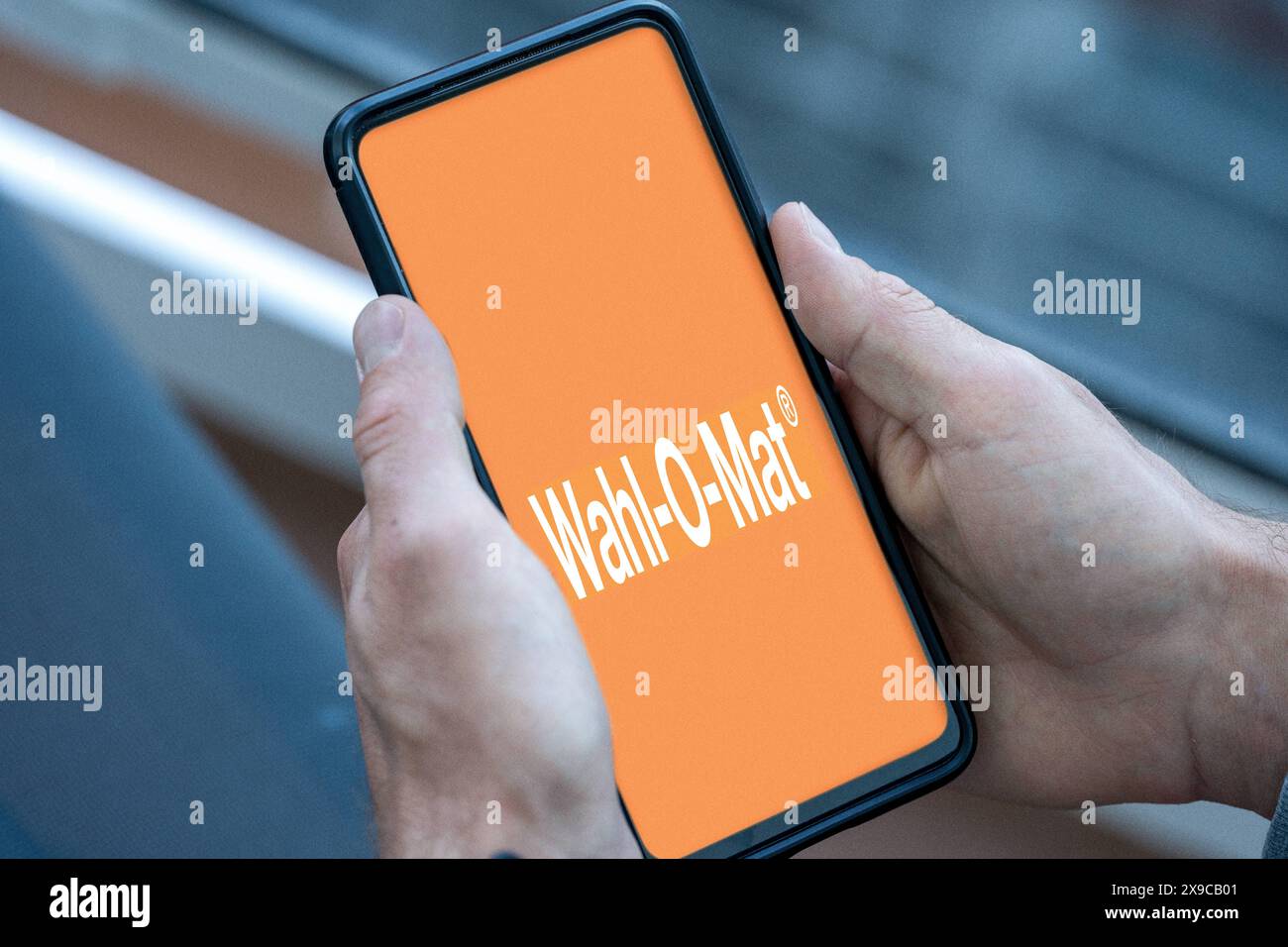 30 mai 2024 : téléphone portable ou smartphone dans la main d'une personne qui ouvre l'application Wahl-O-Mat sur Internet pour passer un test pour voir quel parti sera élu lors de la prochaine élection et le logo apparaîtra. PHOTOMONTAGE *** pratique bzw. Smartphone in der hand einer person, welche mobil im Internet die Wahl-O-Mat App öffnet, um nach einem test zu machen, welche Partei in der nächsten Wahl gewählt wird und das logo erscheint. FOTOMONTAGE Banque D'Images