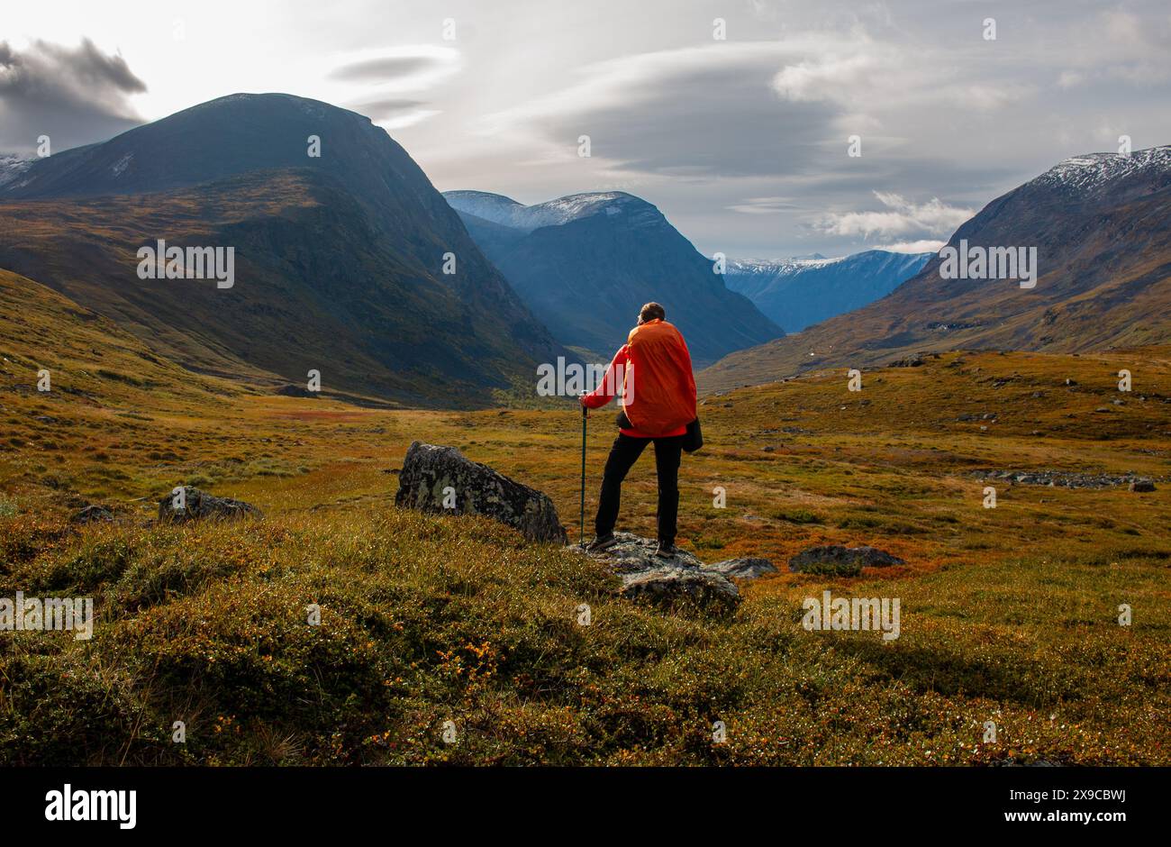 Un randonneur se dirigeant vers Vistas Mountain Hut début septembre, Laponie, Suède Banque D'Images