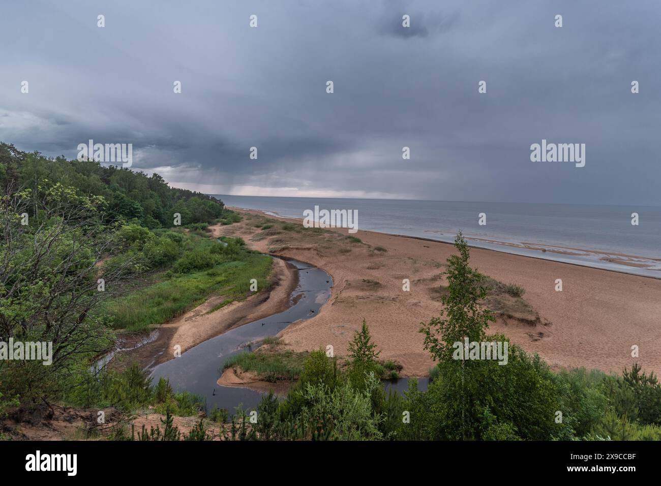 Vue sur la mer baltique et la rivière Incupe depuis la dune blanche de Saulkrasti, Lettonie le jour de pluie Banque D'Images